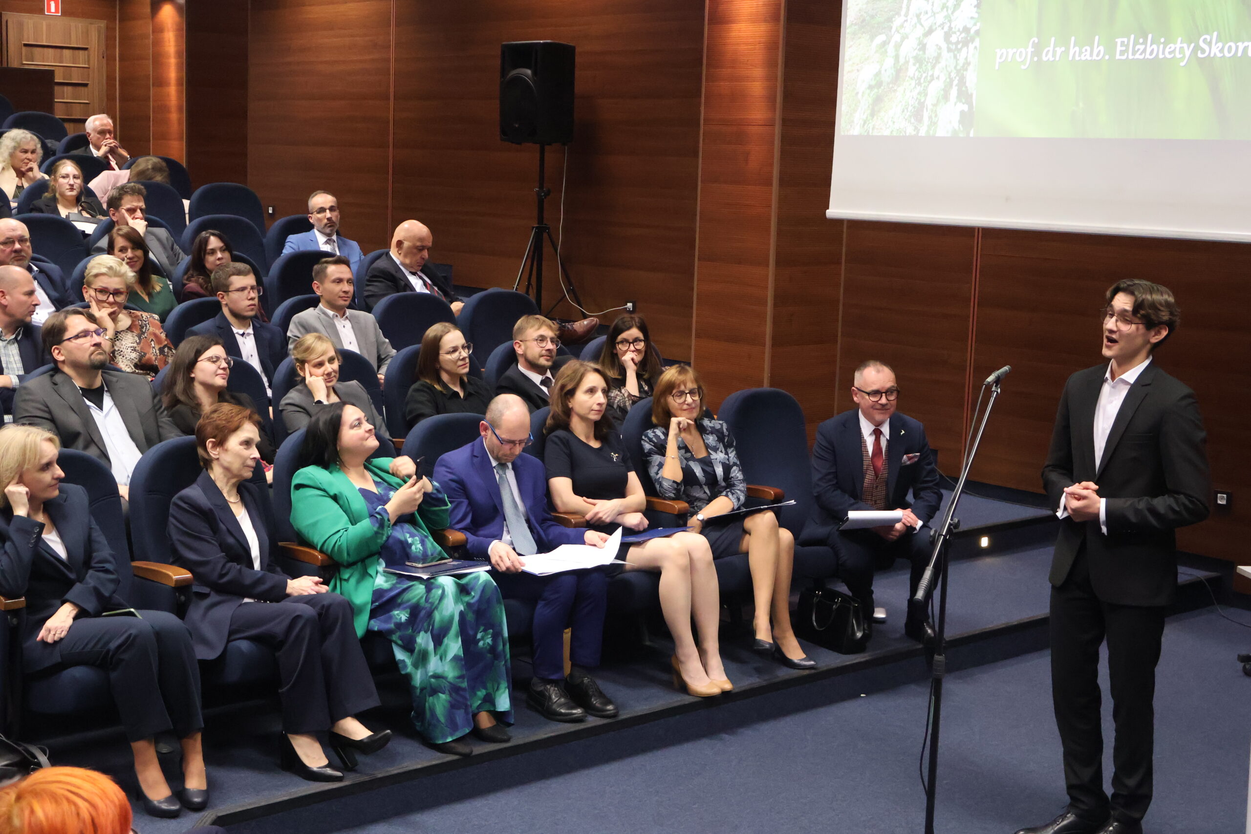 Na zdjęciu Tymoteusz Tomiczek – tenor podczas występu.