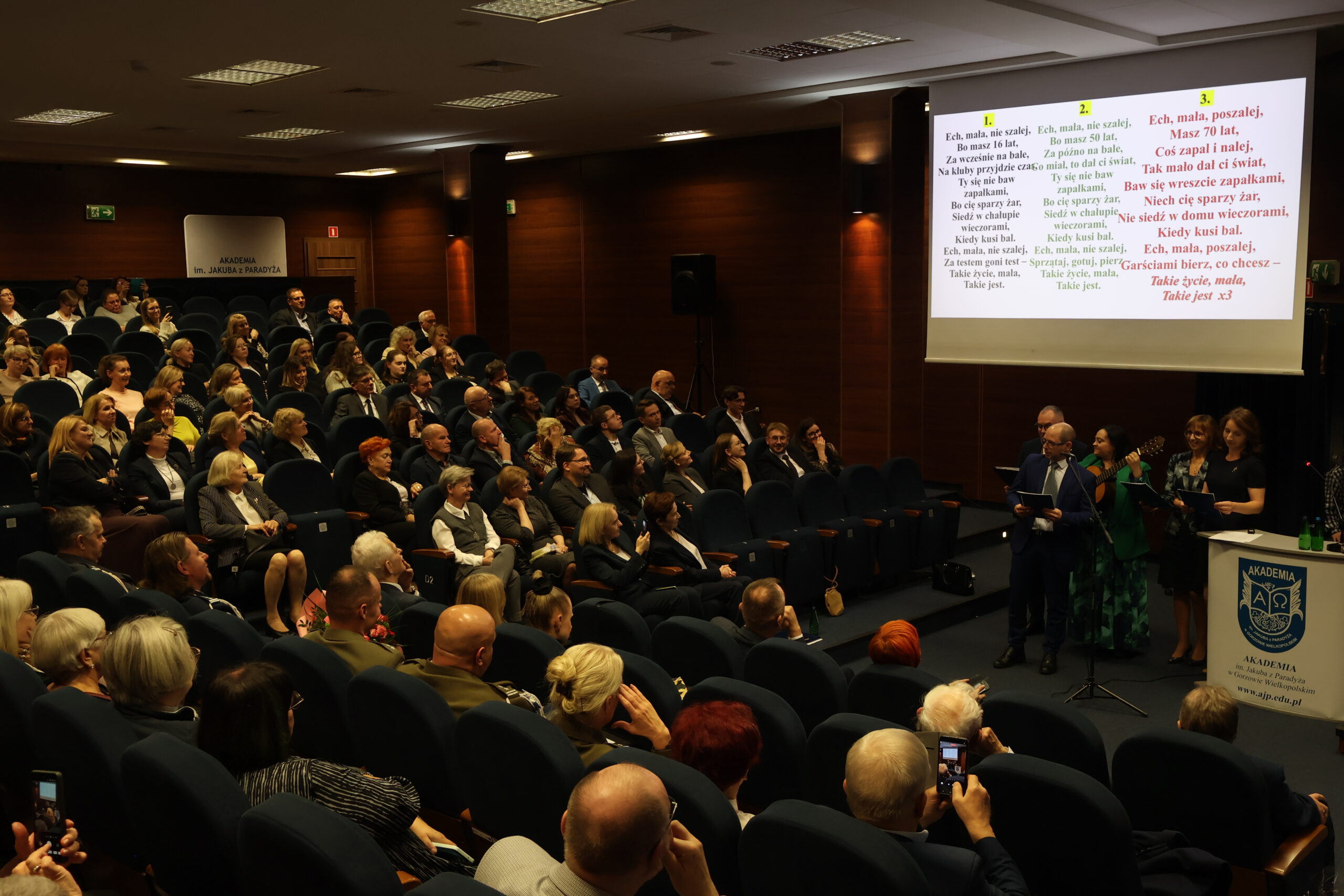 Na zdjęciu uczniowie Pani Profesor Elżbiety Skorupskiej-Raczyńskiej: dr Joanna Rutkowska, dr Renata Janicka-Szyszko, dr Wojciech Kuska, mgr Katarzyna Maciantowicz oraz mgr Mirosław Waszak, którzy zaśpiewali dla Jubilatki, przy dźwiękach gitary, piosenkę opracowaną na tę okoliczność.