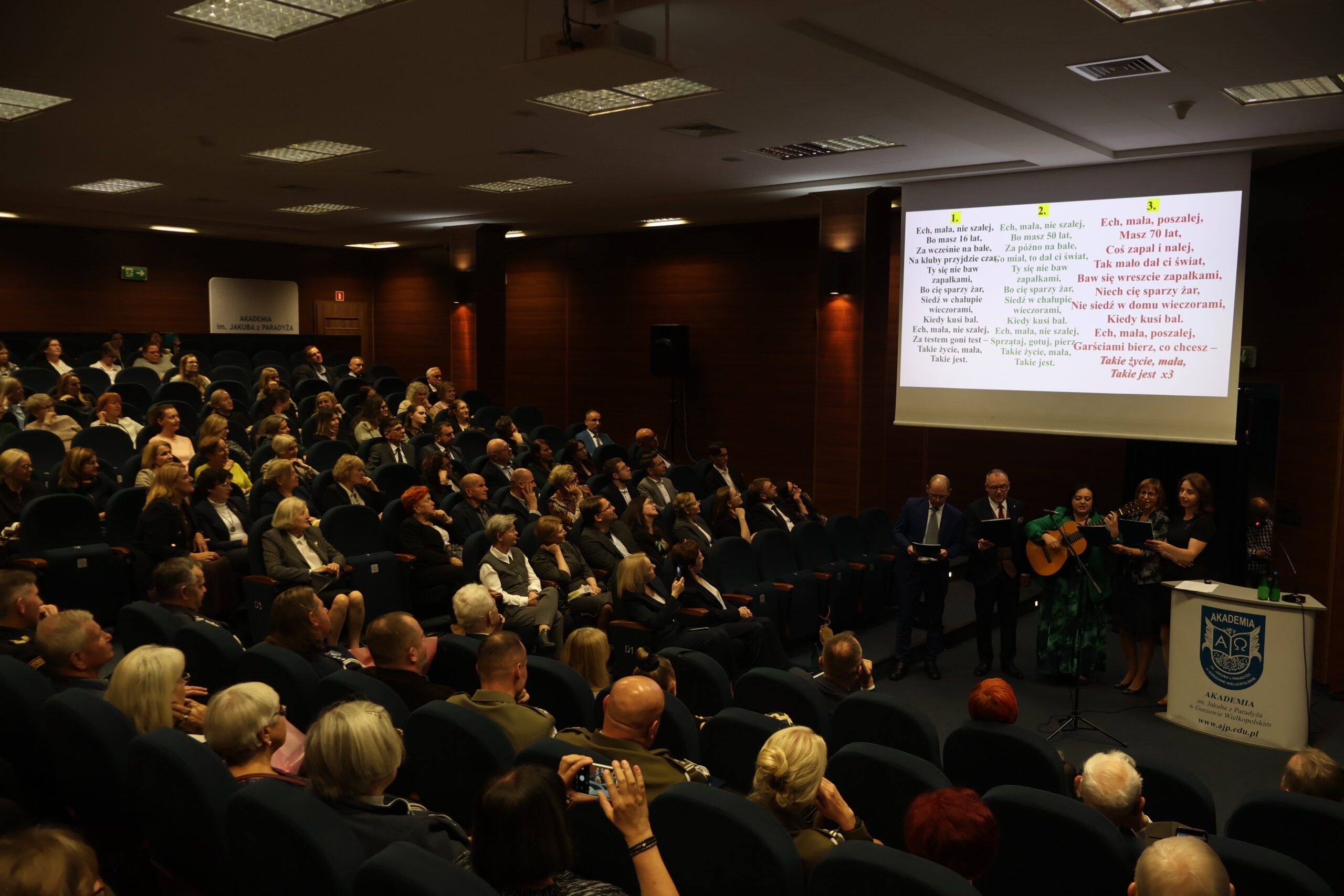 Na zdjęciu uczniowie Pani Profesor Elżbiety Skorupskiej-Raczyńskiej: dr Joanna Rutkowska, dr Renata Janicka-Szyszko, dr Wojciech Kuska, mgr Katarzyna Maciantowicz oraz mgr Mirosław Waszak, którzy zaśpiewali dla Jubilatki, przy dźwiękach gitary, piosenkę opracowaną na tę okoliczność.