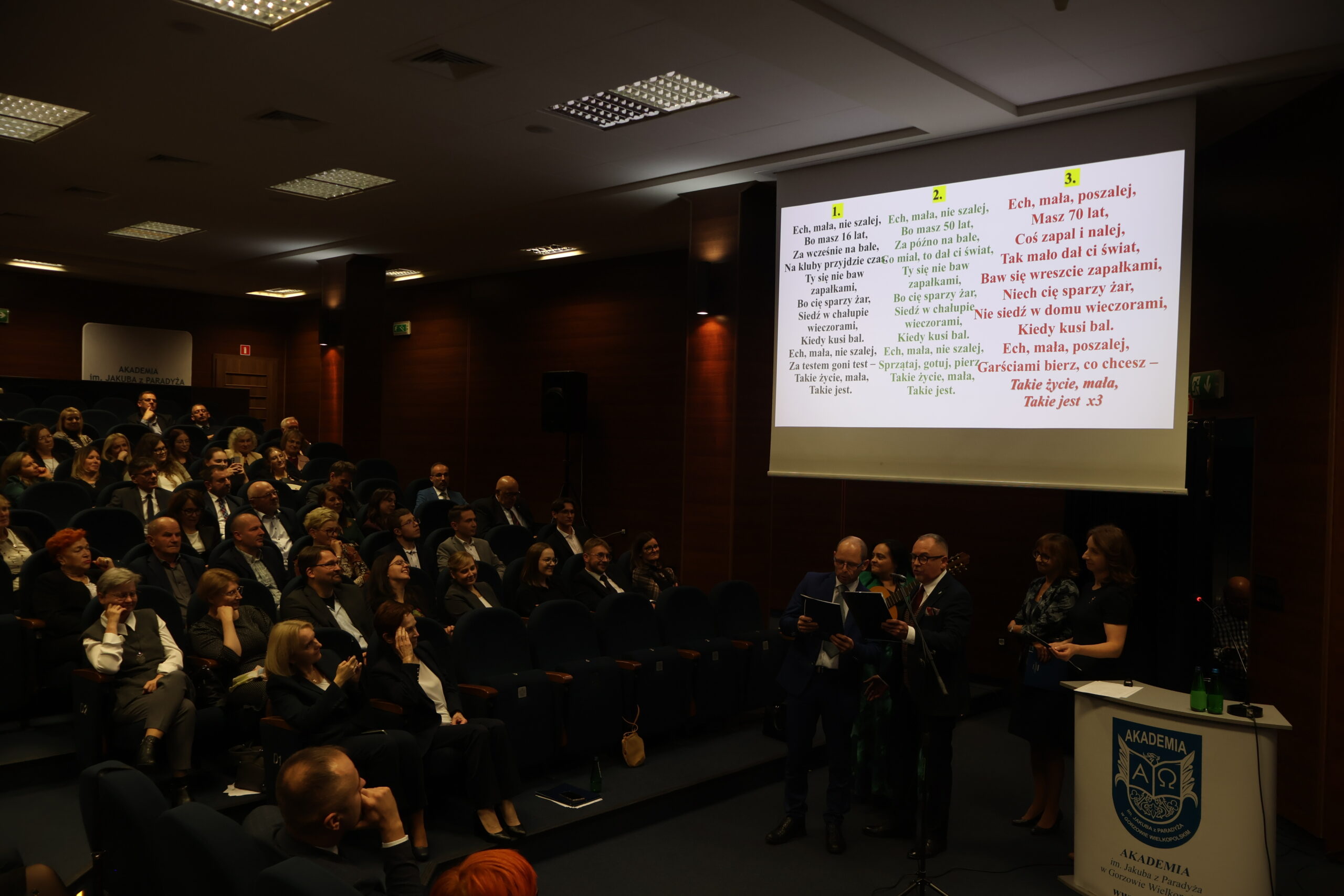 Na zdjęciu uczniowie Pani Profesor Elżbiety Skorupskiej-Raczyńskiej: dr Joanna Rutkowska, dr Renata Janicka-Szyszko, dr Wojciech Kuska, mgr Katarzyna Maciantowicz oraz mgr Mirosław Waszak, którzy zaśpiewali dla Jubilatki, przy dźwiękach gitary, piosenkę opracowaną na tę okoliczność.