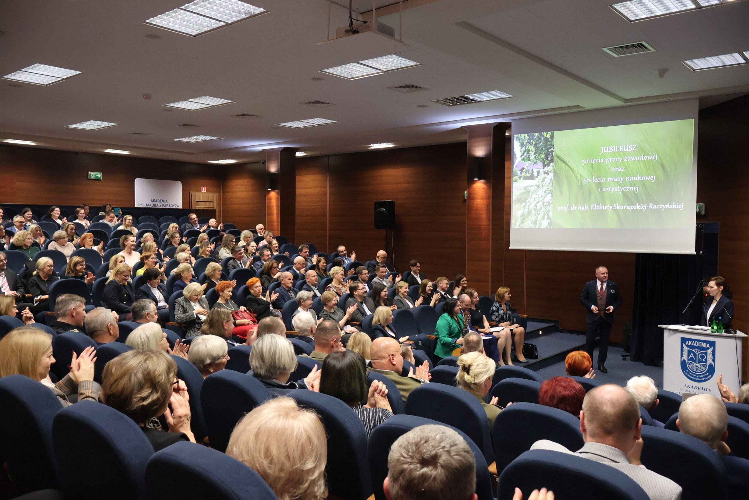 Na zdjęciu zgromadzeni goście biją brawa dla Pani Rektor.