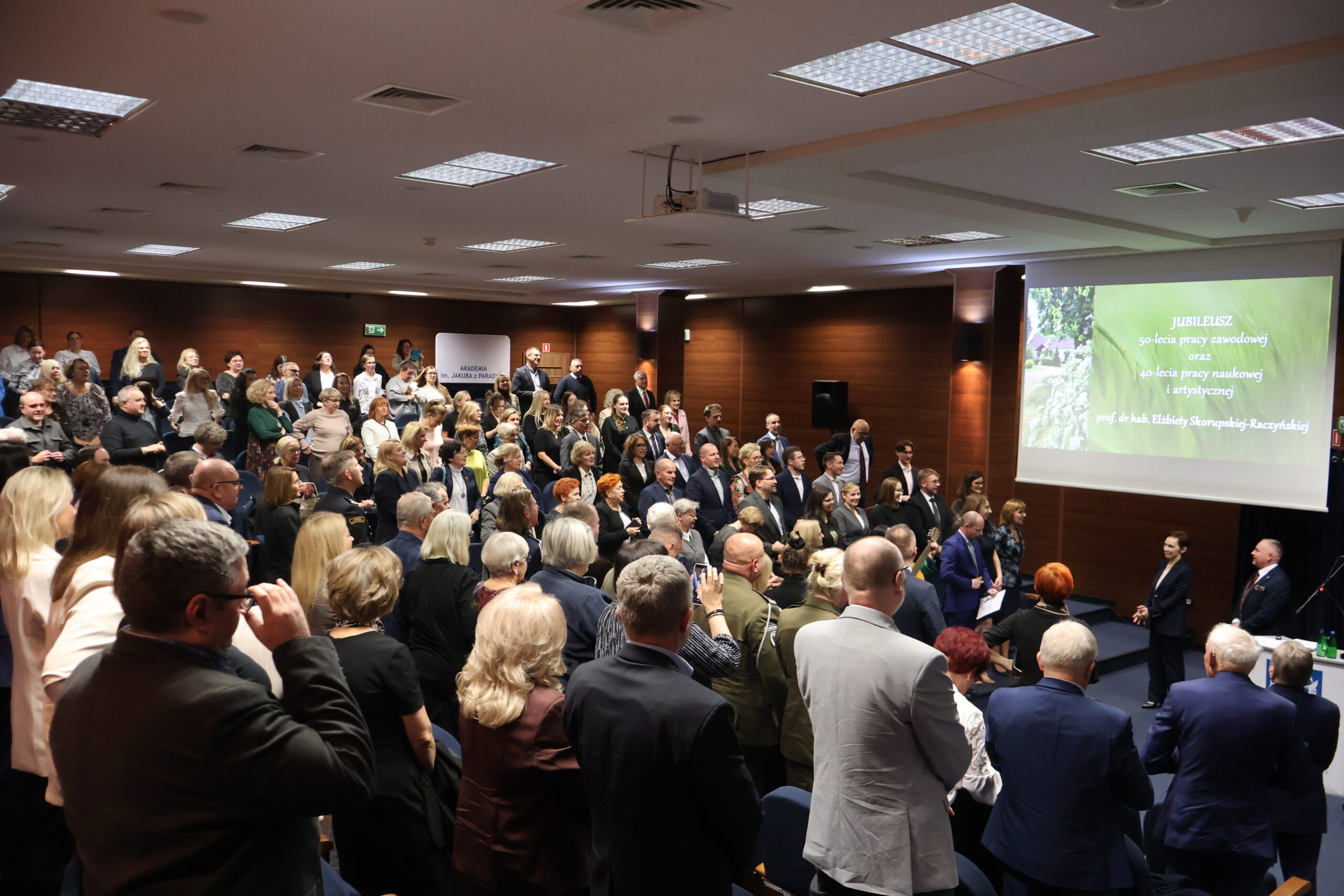 Na zdjęciu zgromadzeni goście biją brawa dla Pani Rektor.