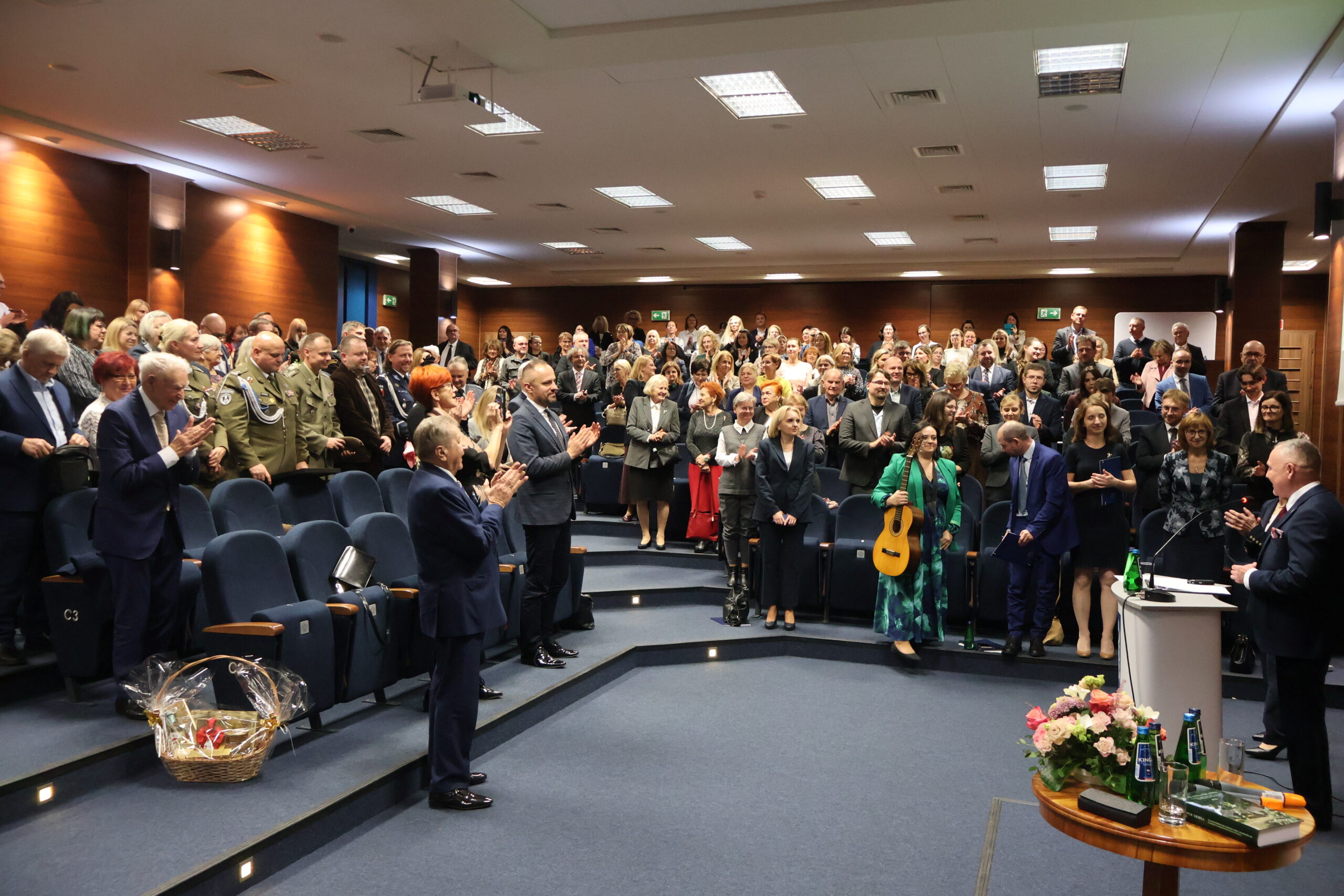Na zdjęciu zgromadzeni goście biją brawa dla Pani Rektor.