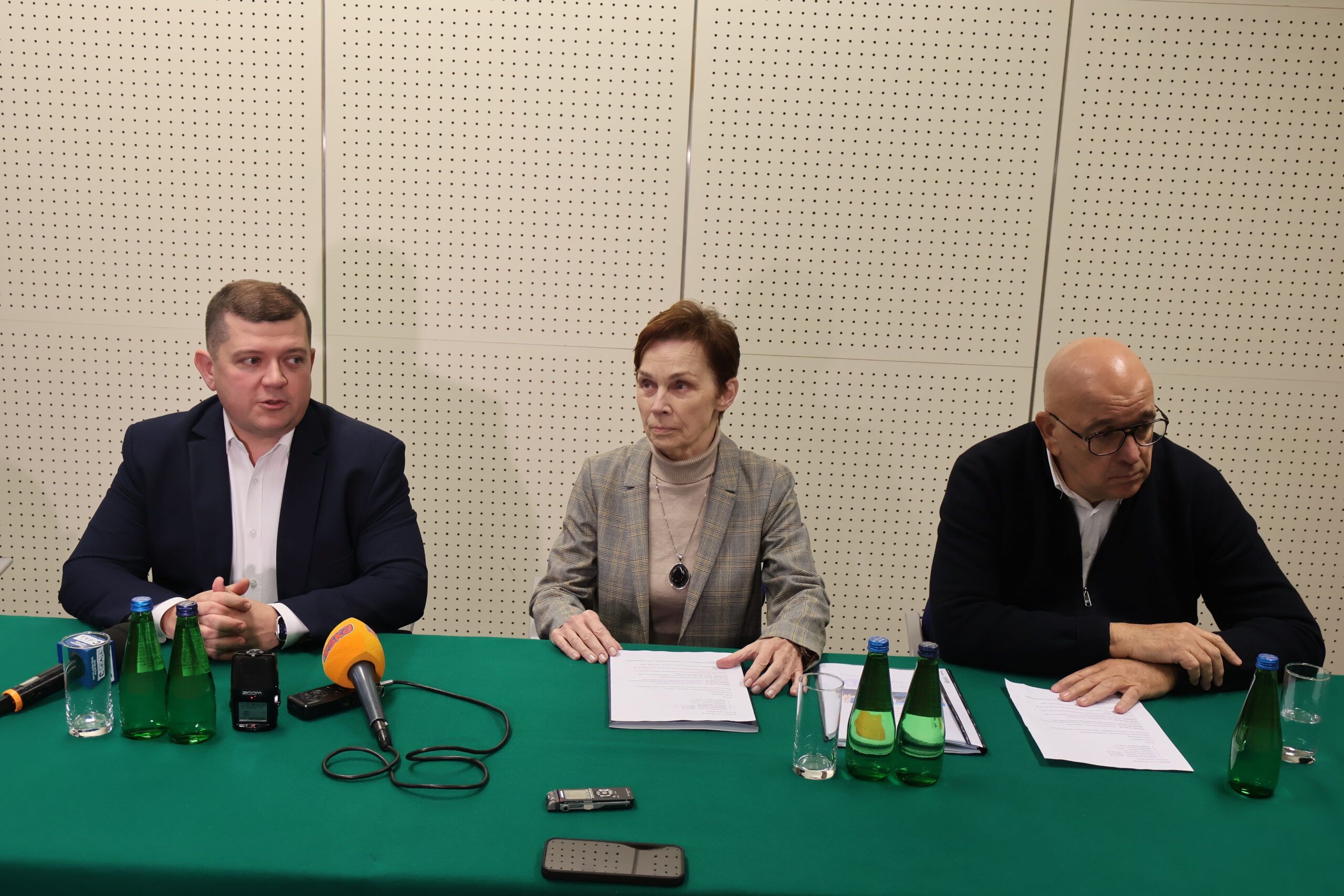 Na zdjęciu od lewej: Prezydent Miasta Gorzowa Wielkopolskiego Jacek Wójcicki, Rektor prof. dr hab. Elżbieta Skorupska-Raczyńska, Kanclerz AJP mgr Roman Gawroniak podczas konferencji prasowej.