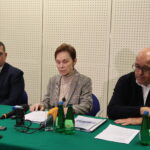 Na zdjęciu od lewej: Prezydent Miasta Gorzowa Wielkopolskiego Jacek Wójcicki, Rektor prof. dr hab. Elżbieta Skorupska-Raczyńska, Kanclerz AJP mgr Roman Gawroniak podczas konferencji prasowej.