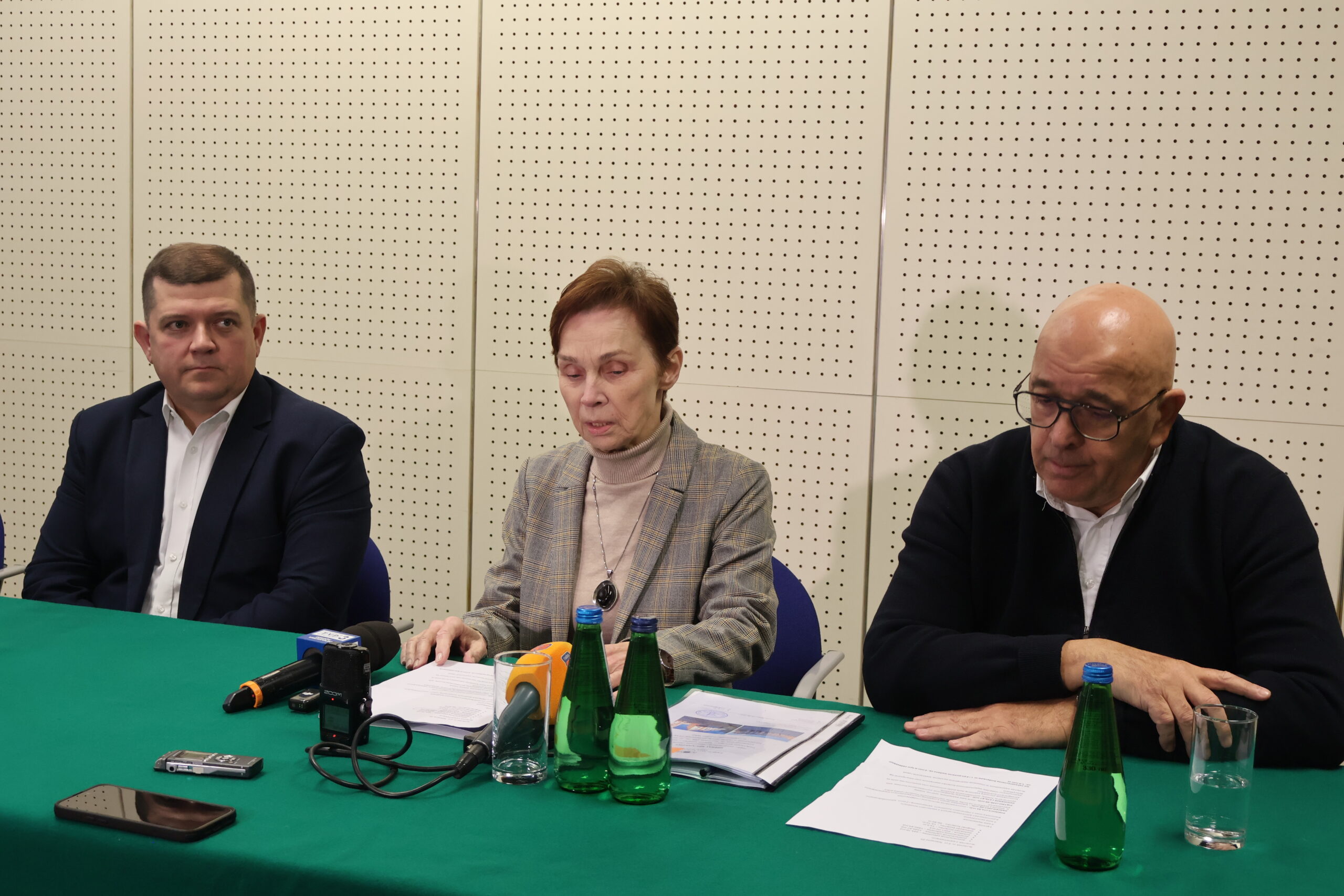 Na zdjęciu od lewej: Prezydent Miasta Gorzowa Wielkopolskiego Jacek Wójcicki, Rektor prof. dr hab. Elżbieta Skorupska-Raczyńska, Kanclerz AJP mgr Roman Gawroniak podczas konferencji prasowej.