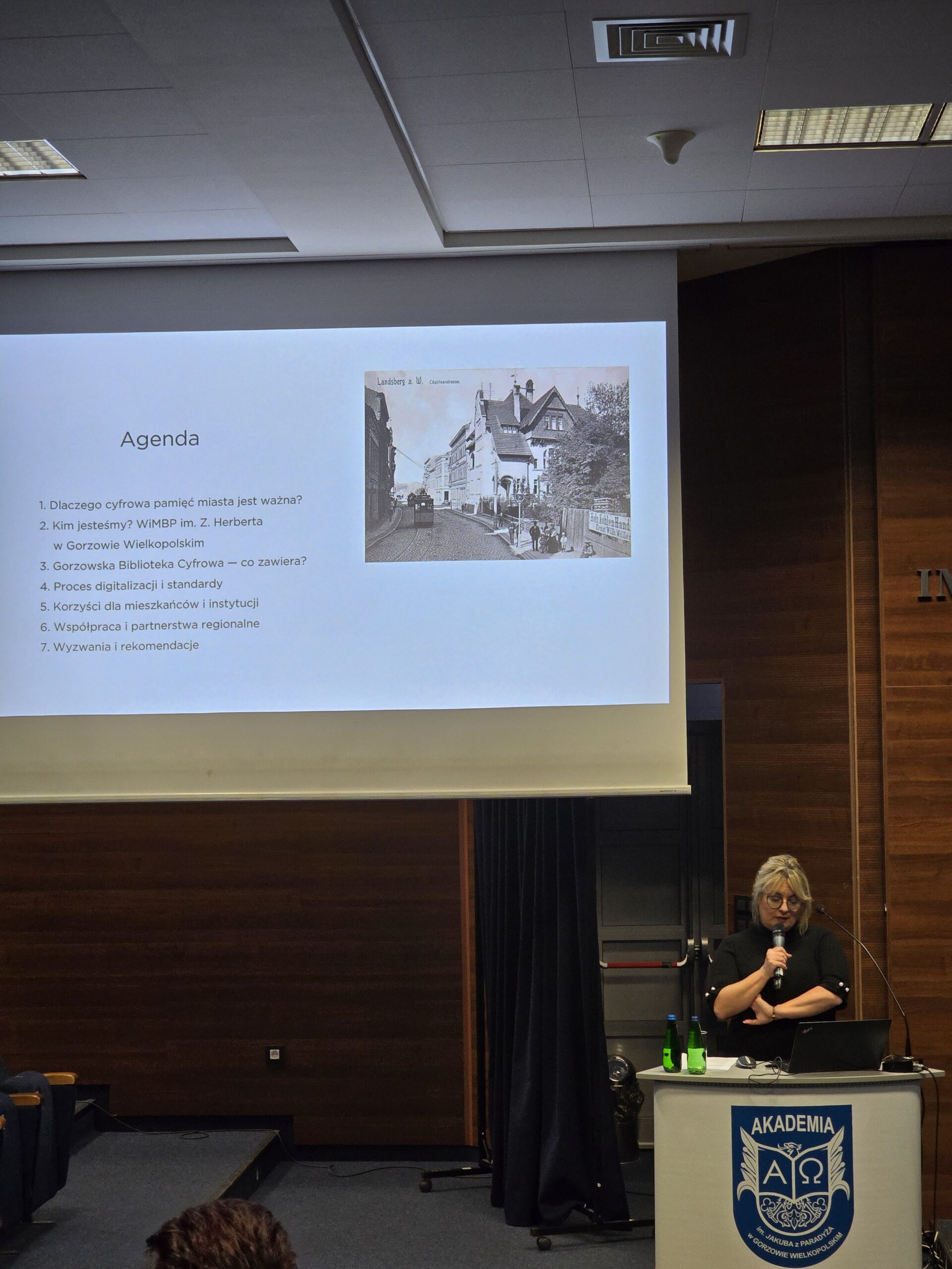 Kobieta stoi za mównicą podczas konferencji.