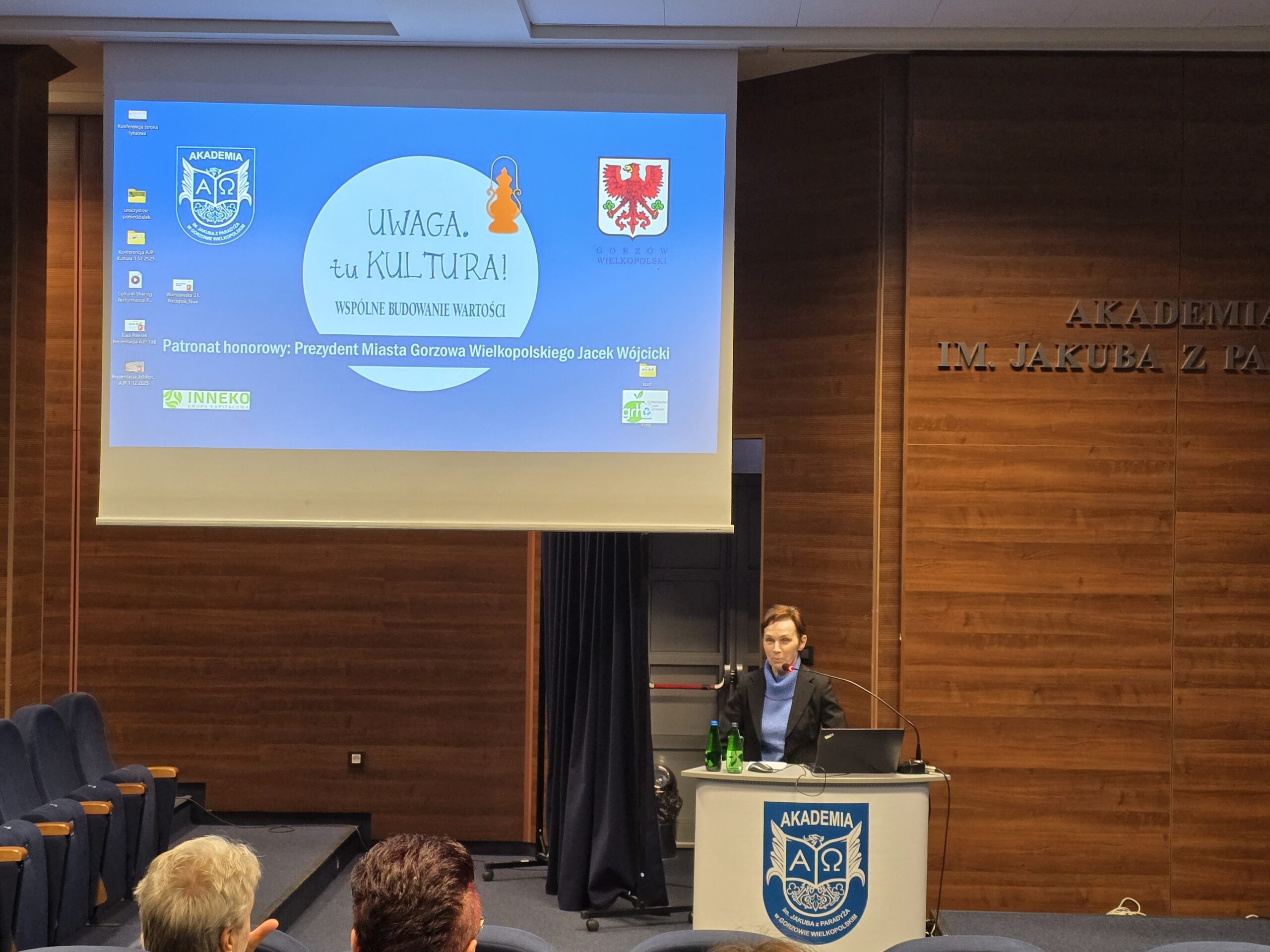 Pani Rektor stoi za mównicą podczas drugiego dnia konferencji.