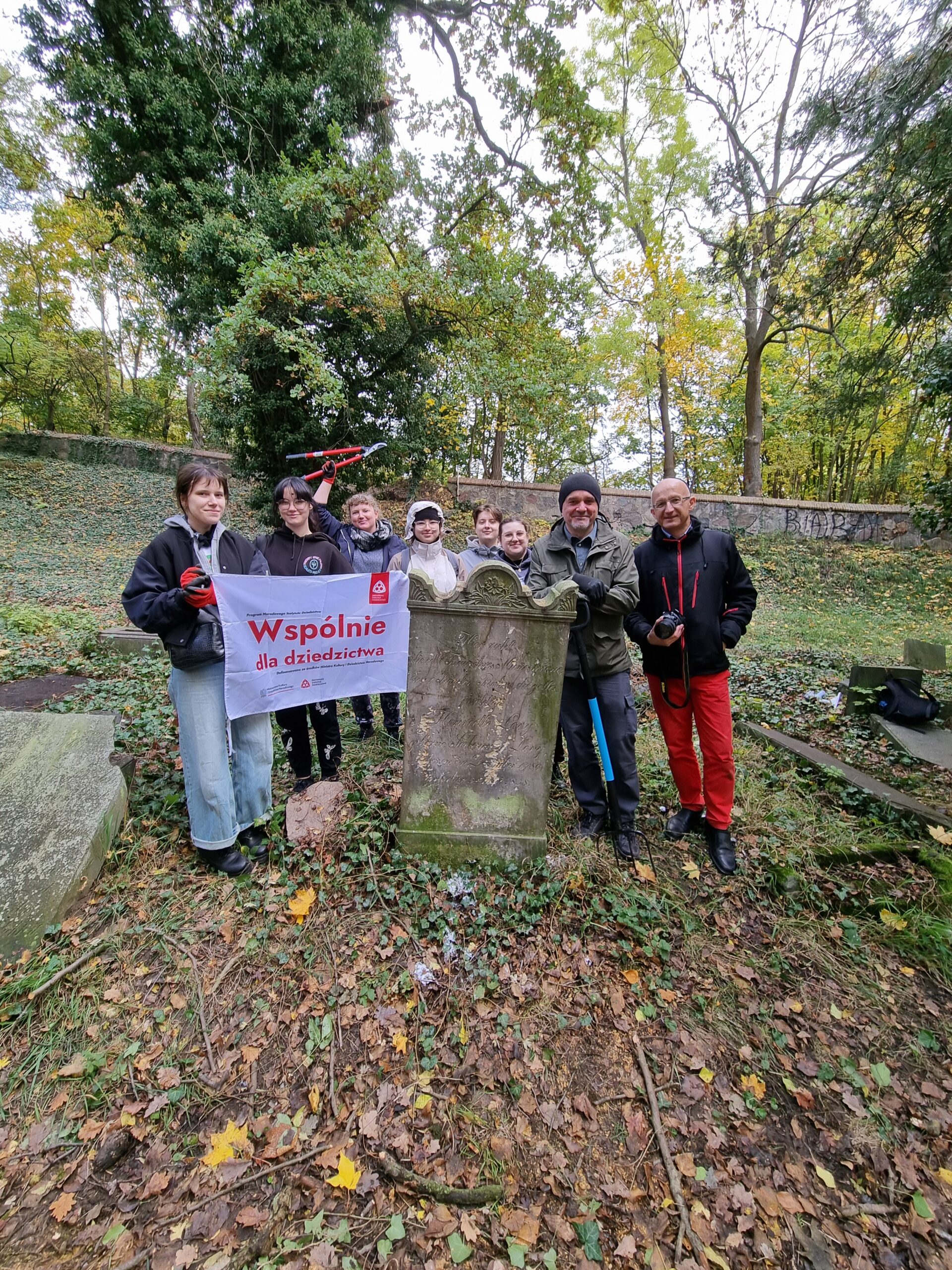 Studenci filologii polskiej i niemieckiej jako wolontariusze wzięli udział w akcji porządkowania dawnego cmentarza żydowskiego w Gorzowie Wielkopolskim.