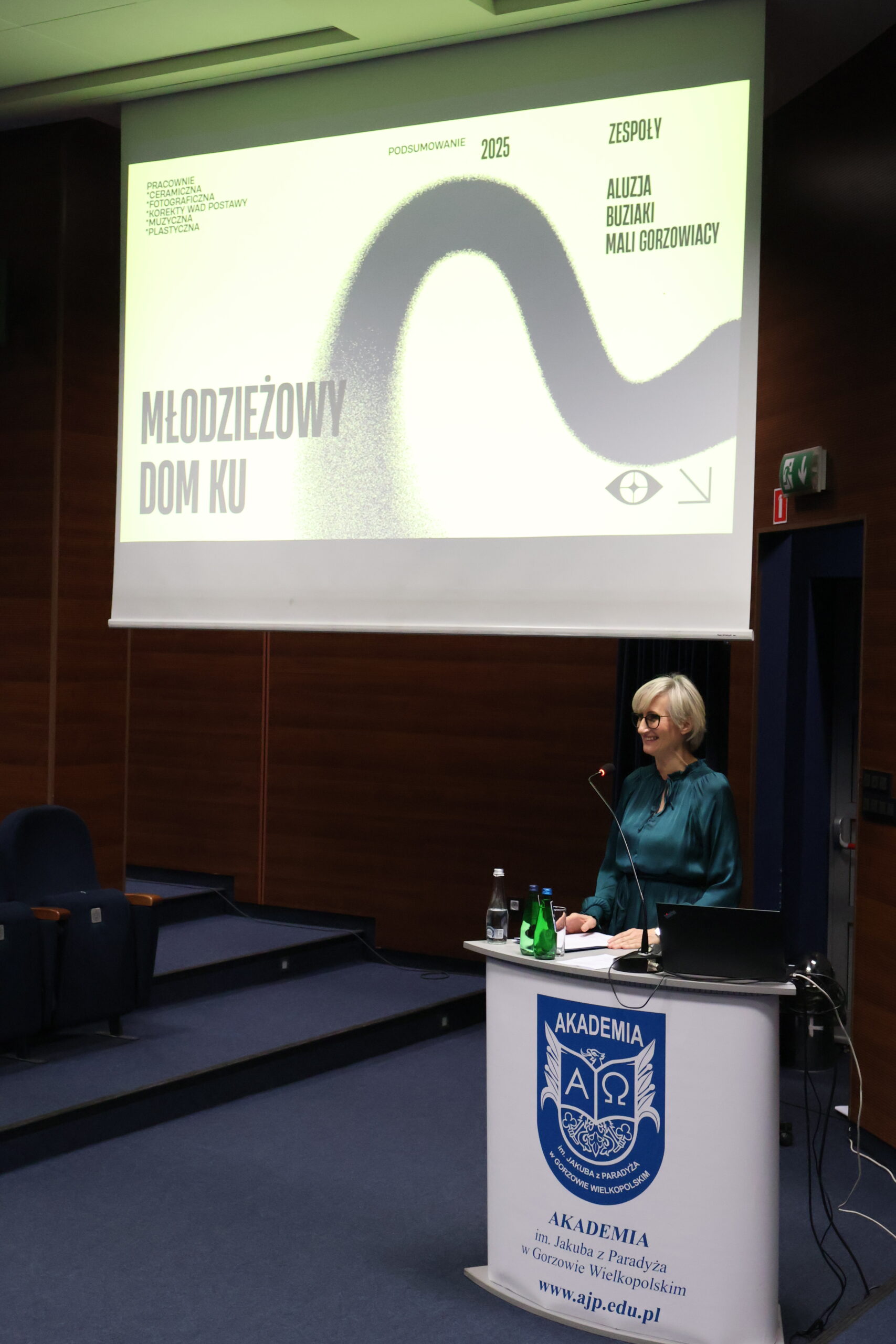 Kobieta stoi za mównicą podczas konferencji.