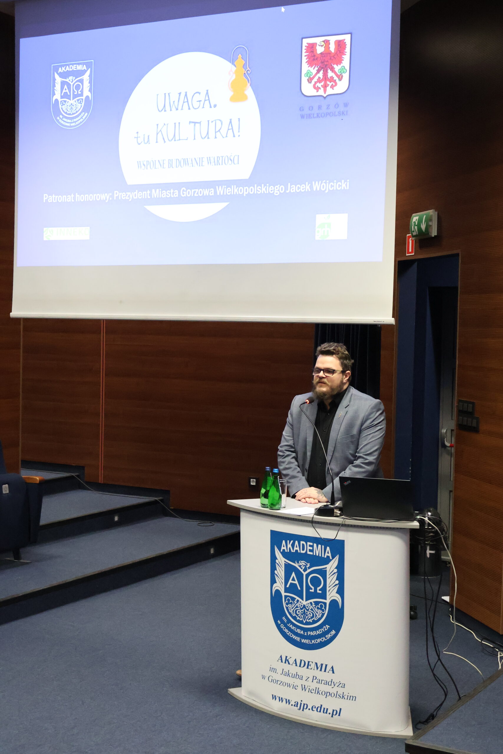 Mężczyzna stoi za mównicą podczas konferencji.