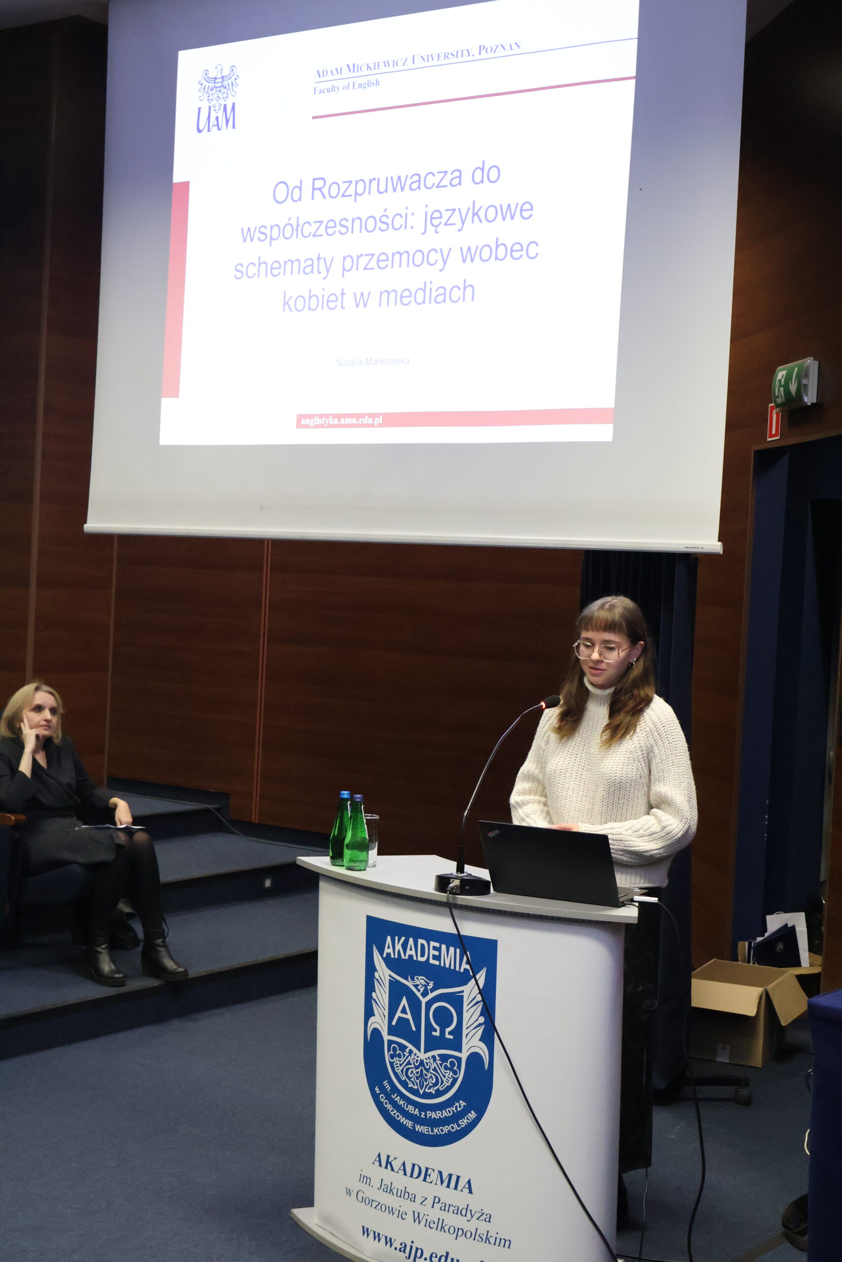 Prelegentka podczas konferencji studenckiej wygłaszająca referat "Od rozpruwacza do współczesności: językowe schematy przemocy wobec kobiet w mediach"