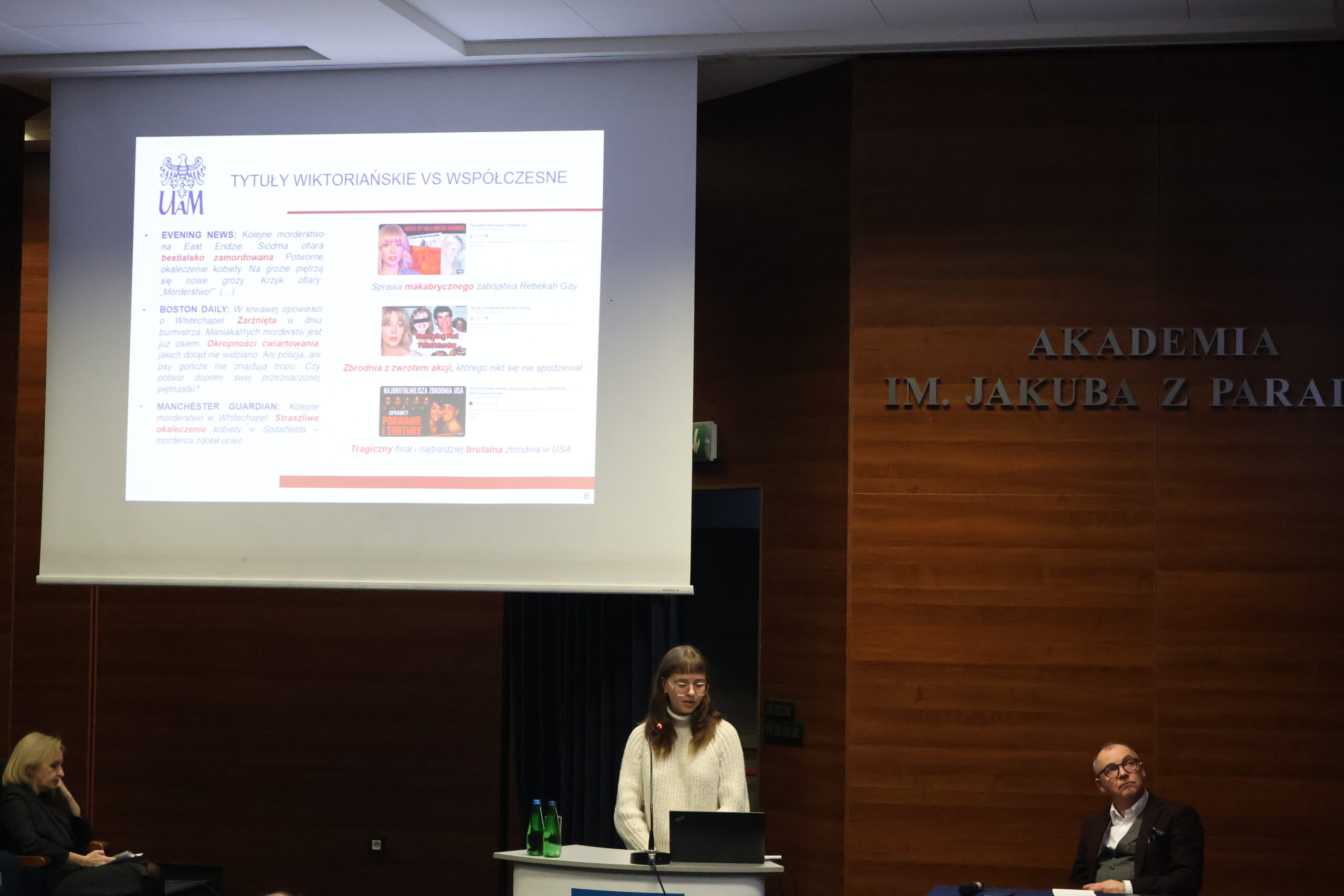 Prelegentka wygłaszająca swój referat podczas konferencji studenckiej, na slajdzie "Tytuły wiktoriańskie vs. współczesne" w tle dr Wojciech Kuska