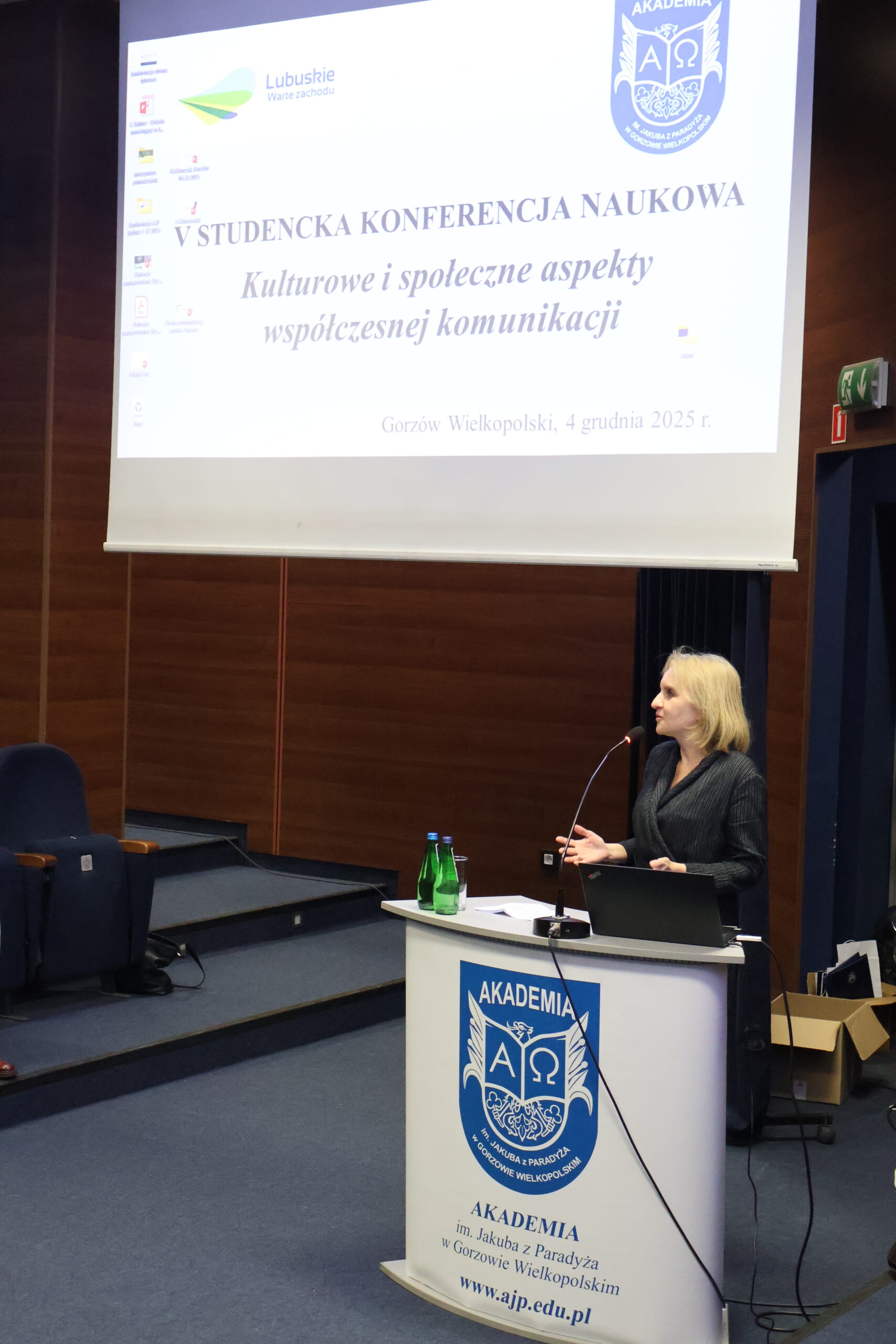 Dziekan Wydziału Humanistycznego prof. AJP dr hab. Agnieszka Niekrewicz, w auli im. prof. Stanisława Kirkora przemawia podczas V Studenckiej Konferencji Naukowej Kulturowe i społeczne aspekty współczesnej komunikacji.