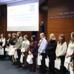 W auli im. prof. Stanisława Kirkora wraz z wręczonymi podziękowaniami i certyfikatami prelegentki po zakończonej V Studenckiej Konferencji Naukowej Kulturowe i społeczne aspekty współczesnej komunikacji.