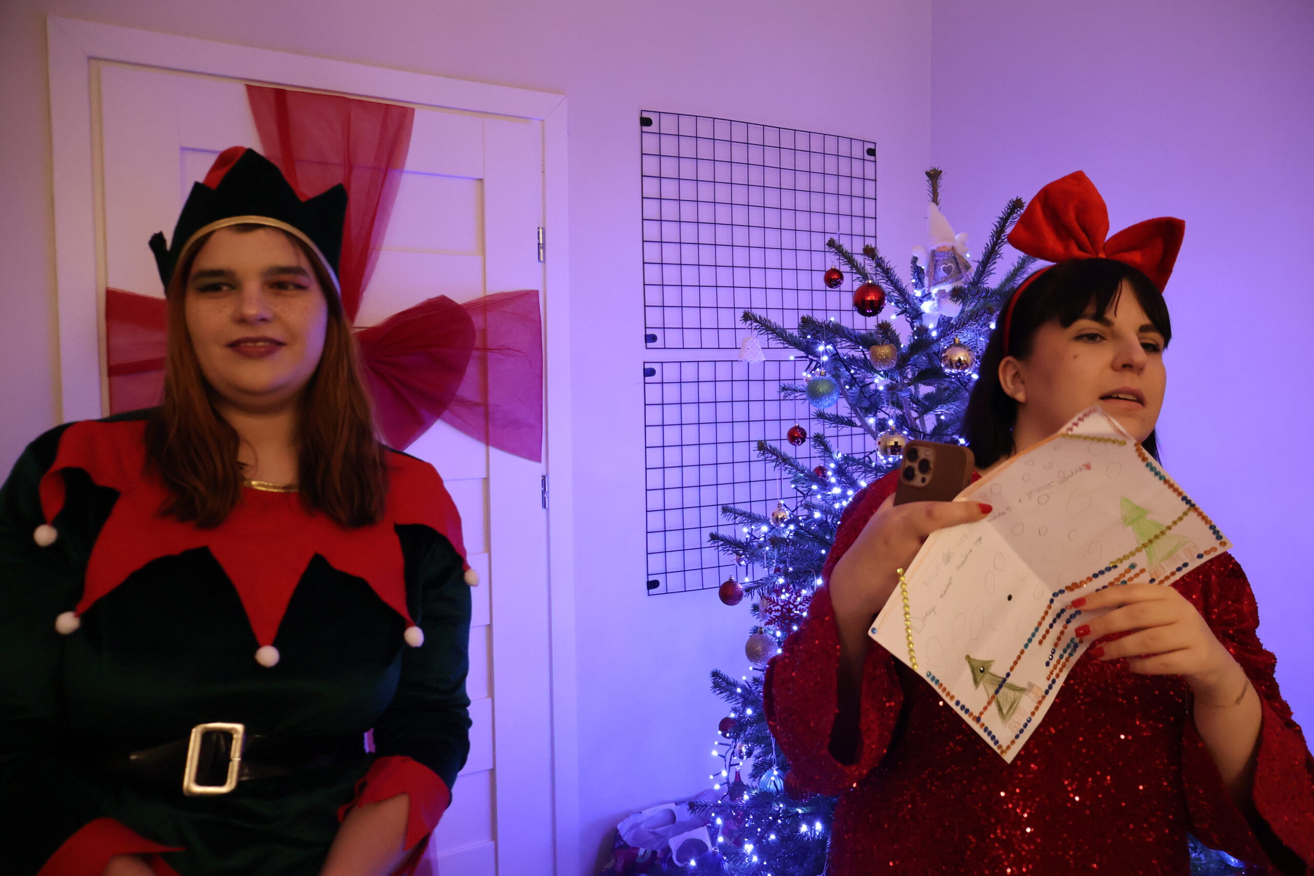Na zdjęciu studentki AJP: jedna w przebraniu elfa, druga w czerwonej, cekinowej sukience i z czerwoną kokardą na głowie