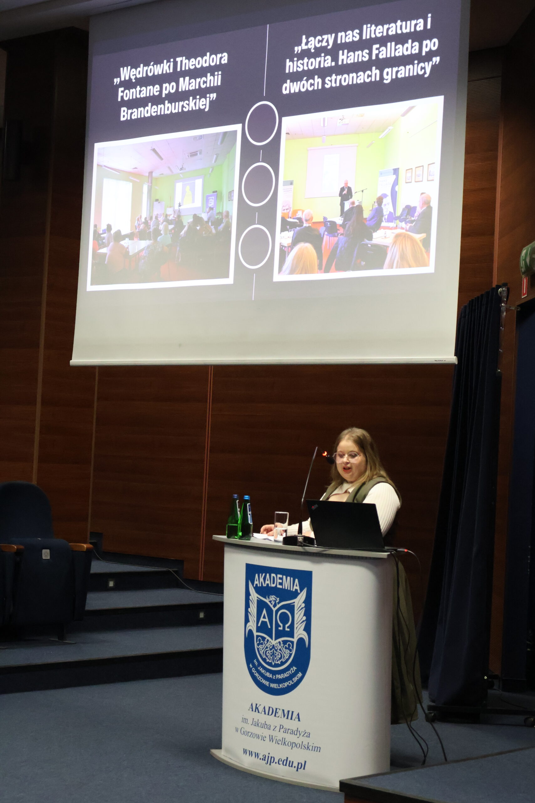 Kobieta stoi za mównicą podczas konferencji.