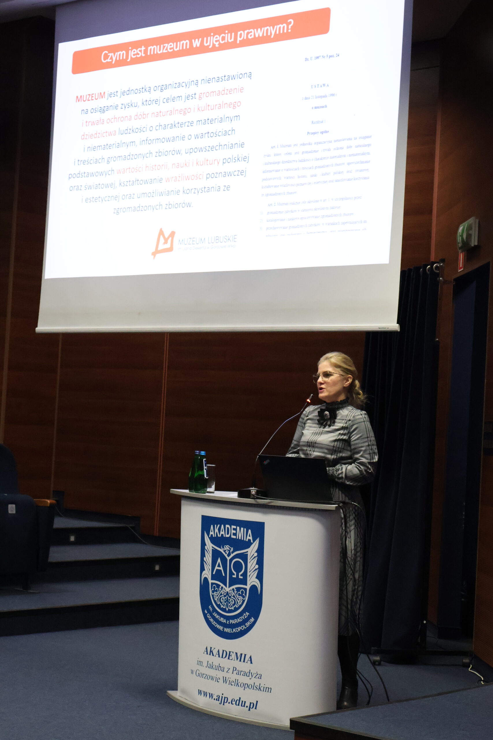 Kobieta stoi za mównicą podczas konferencji.