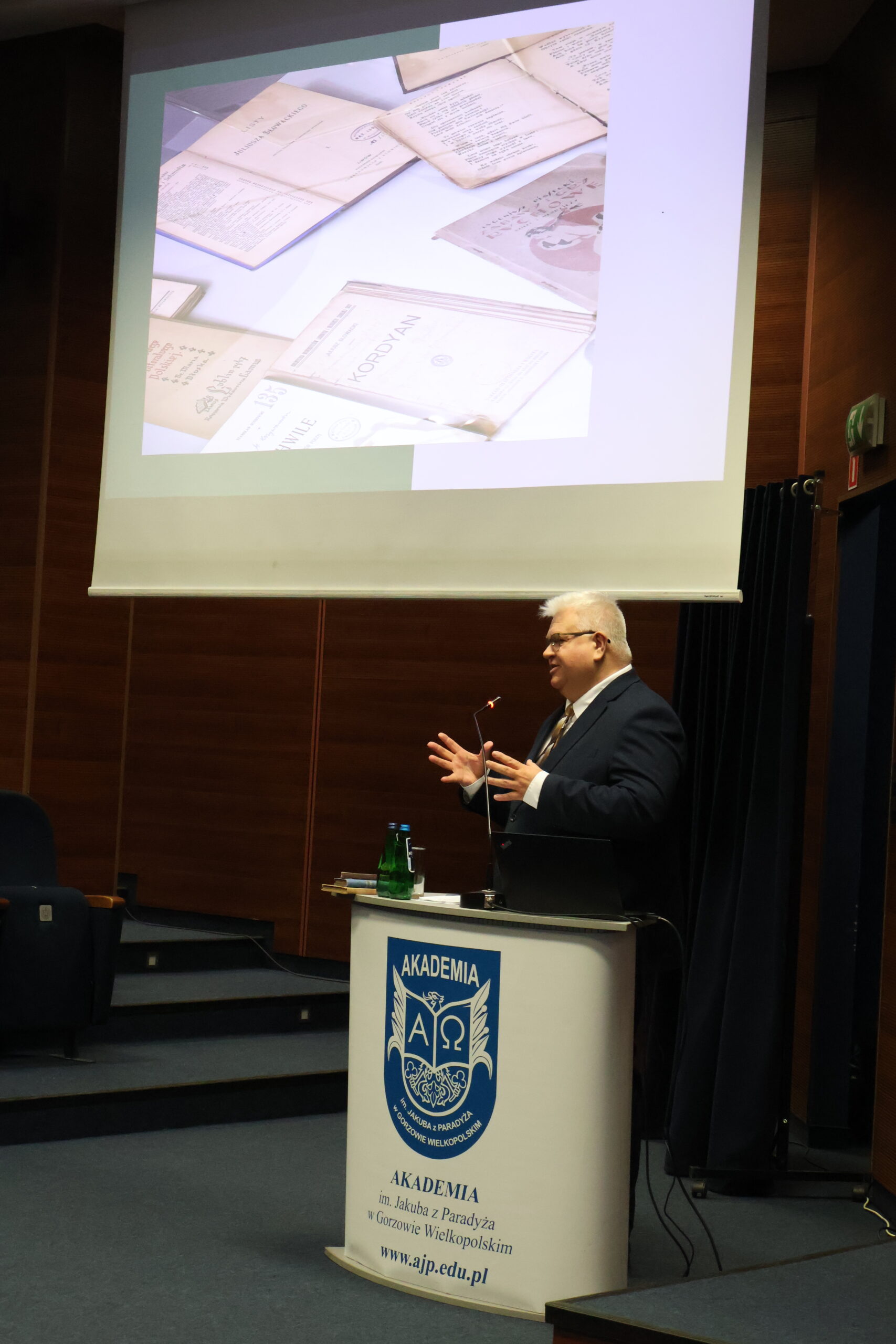 Mężczyzna stoi za mównicą podczas konferencji.