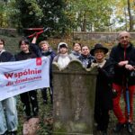 Studenci filologii polskiej i niemieckiej jako wolontariusze wzięli udział w akcji porządkowania dawnego cmentarza żydowskiego w Gorzowie Wielkopolskim.