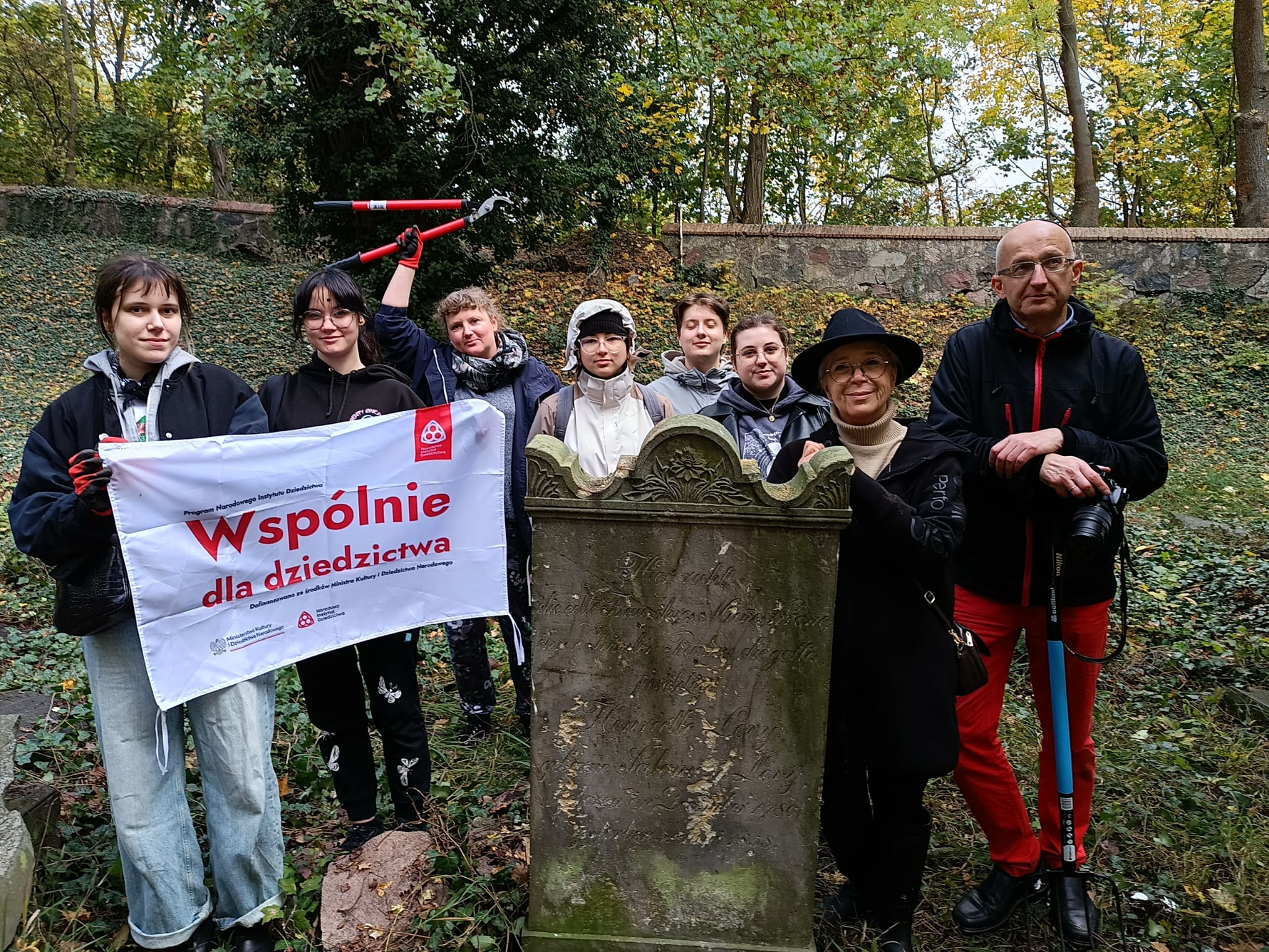Studenci filologii polskiej i niemieckiej jako wolontariusze wzięli udział w akcji porządkowania dawnego cmentarza żydowskiego w Gorzowie Wielkopolskim.