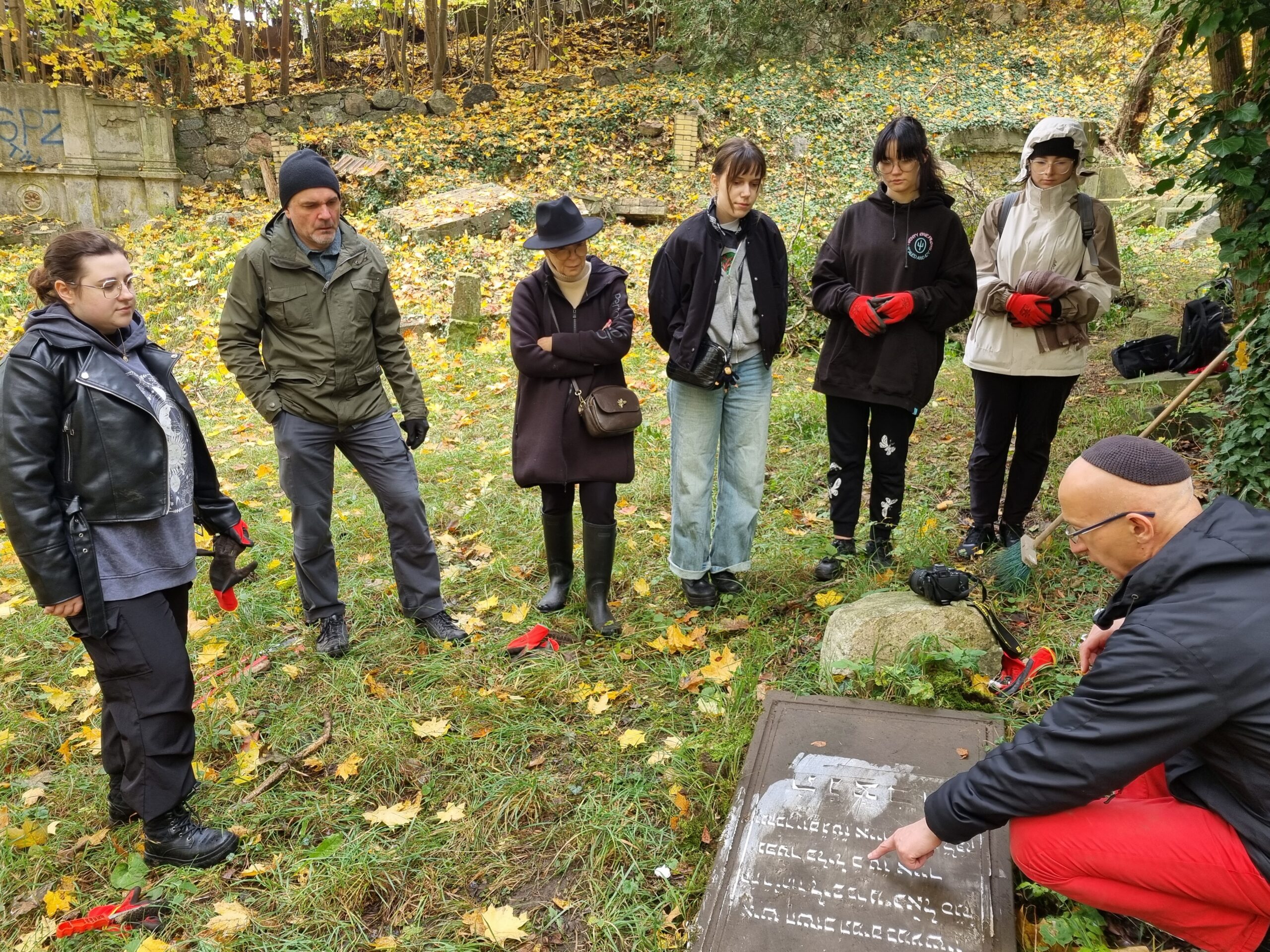 Studenci filologii polskiej i niemieckiej jako wolontariusze wzięli udział w akcji porządkowania dawnego cmentarza żydowskiego w Gorzowie Wielkopolskim.