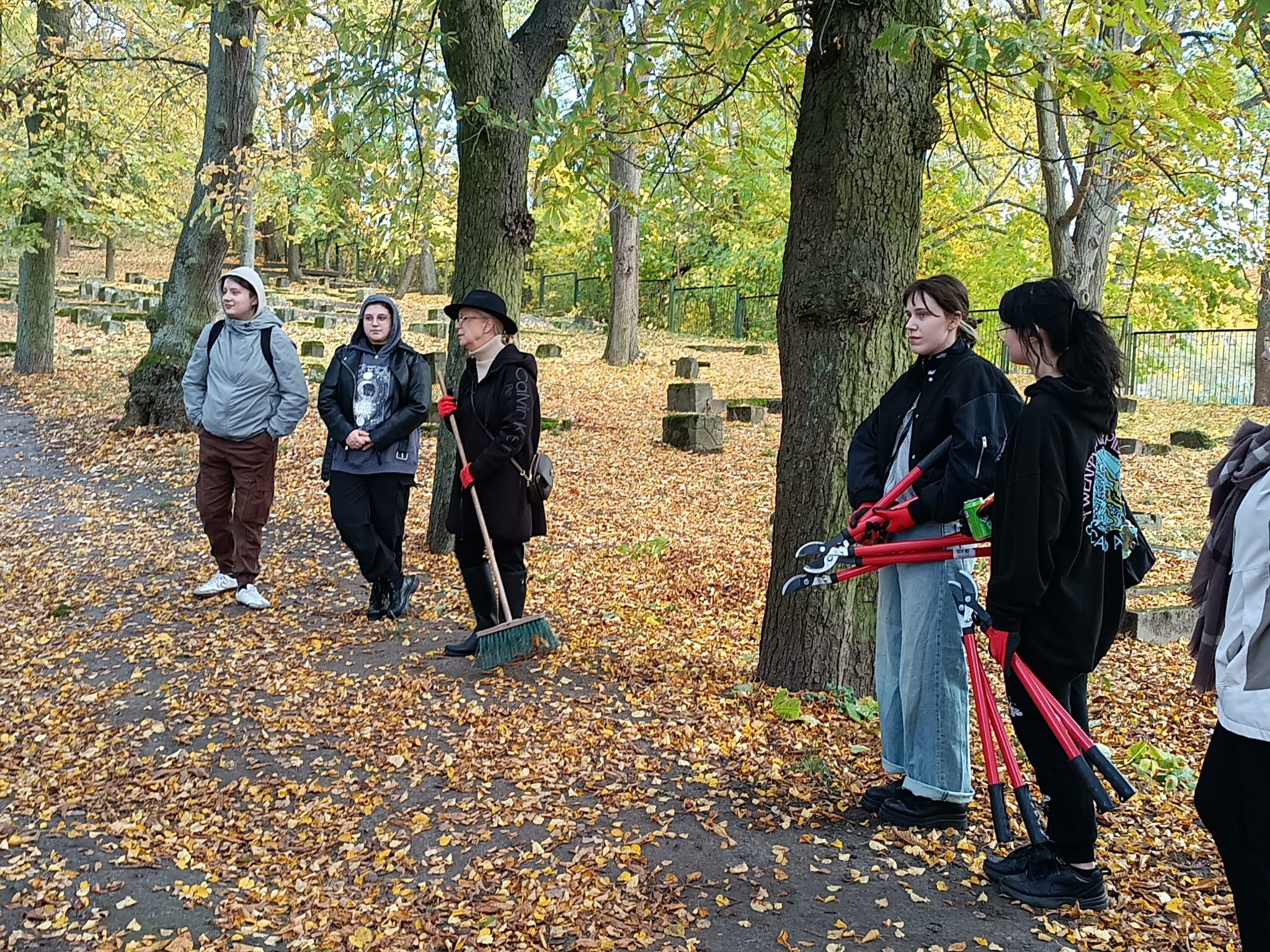 Studenci filologii polskiej i niemieckiej jako wolontariusze wzięli udział w akcji porządkowania dawnego cmentarza żydowskiego w Gorzowie Wielkopolskim.