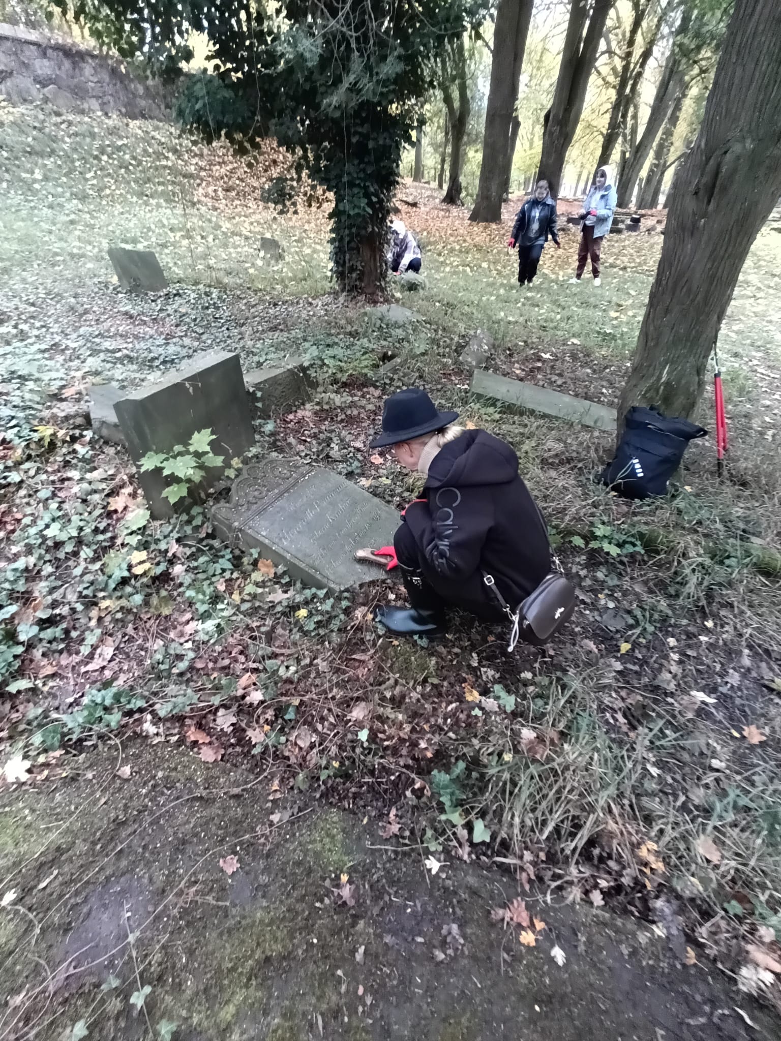 Studenci filologii polskiej i niemieckiej jako wolontariusze wzięli udział w akcji porządkowania dawnego cmentarza żydowskiego w Gorzowie Wielkopolskim.