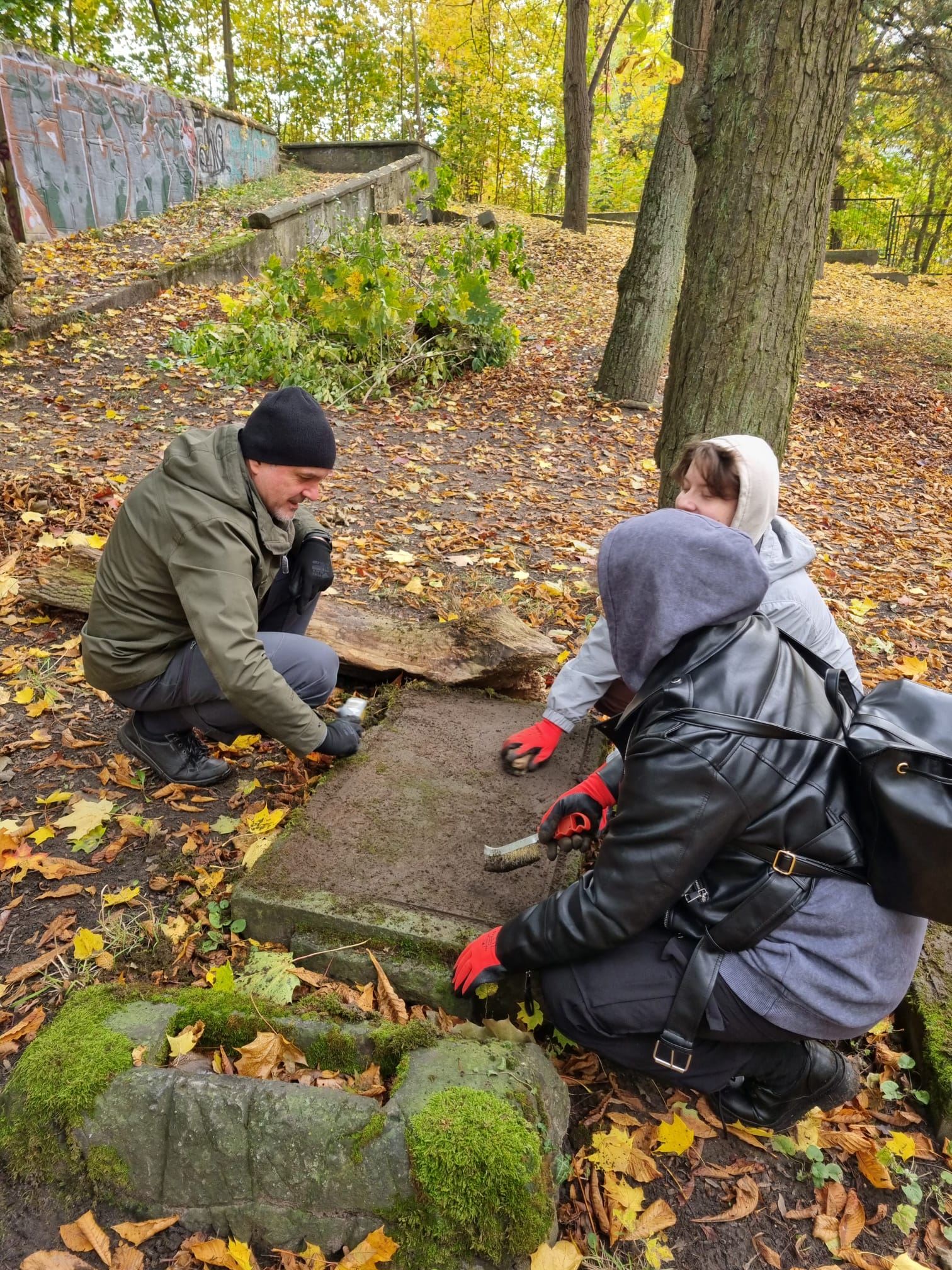 Studenci filologii polskiej i niemieckiej jako wolontariusze wzięli udział w akcji porządkowania dawnego cmentarza żydowskiego w Gorzowie Wielkopolskim.