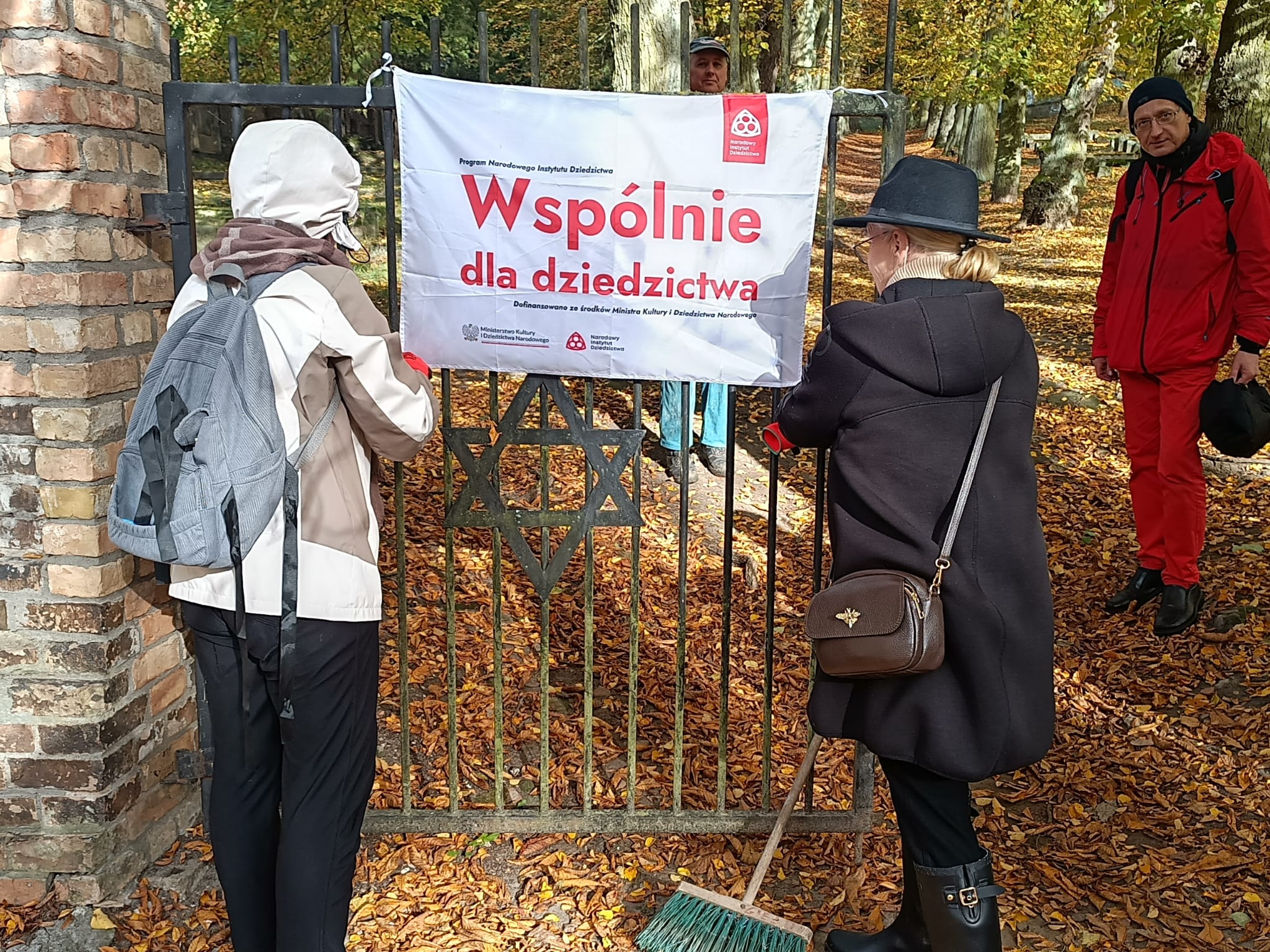 Studenci filologii polskiej i niemieckiej jako wolontariusze wzięli udział w akcji porządkowania dawnego cmentarza żydowskiego w Gorzowie Wielkopolskim.
