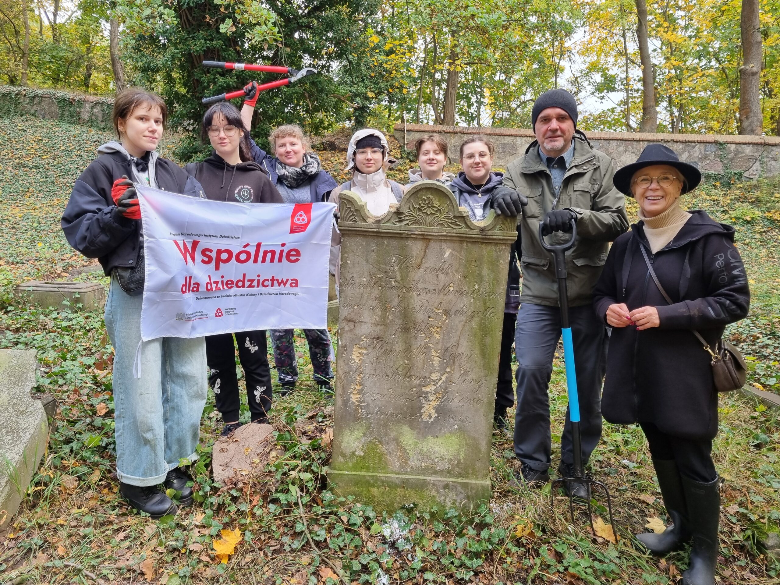 Studenci filologii polskiej i niemieckiej jako wolontariusze wzięli udział w akcji porządkowania dawnego cmentarza żydowskiego w Gorzowie Wielkopolskim.