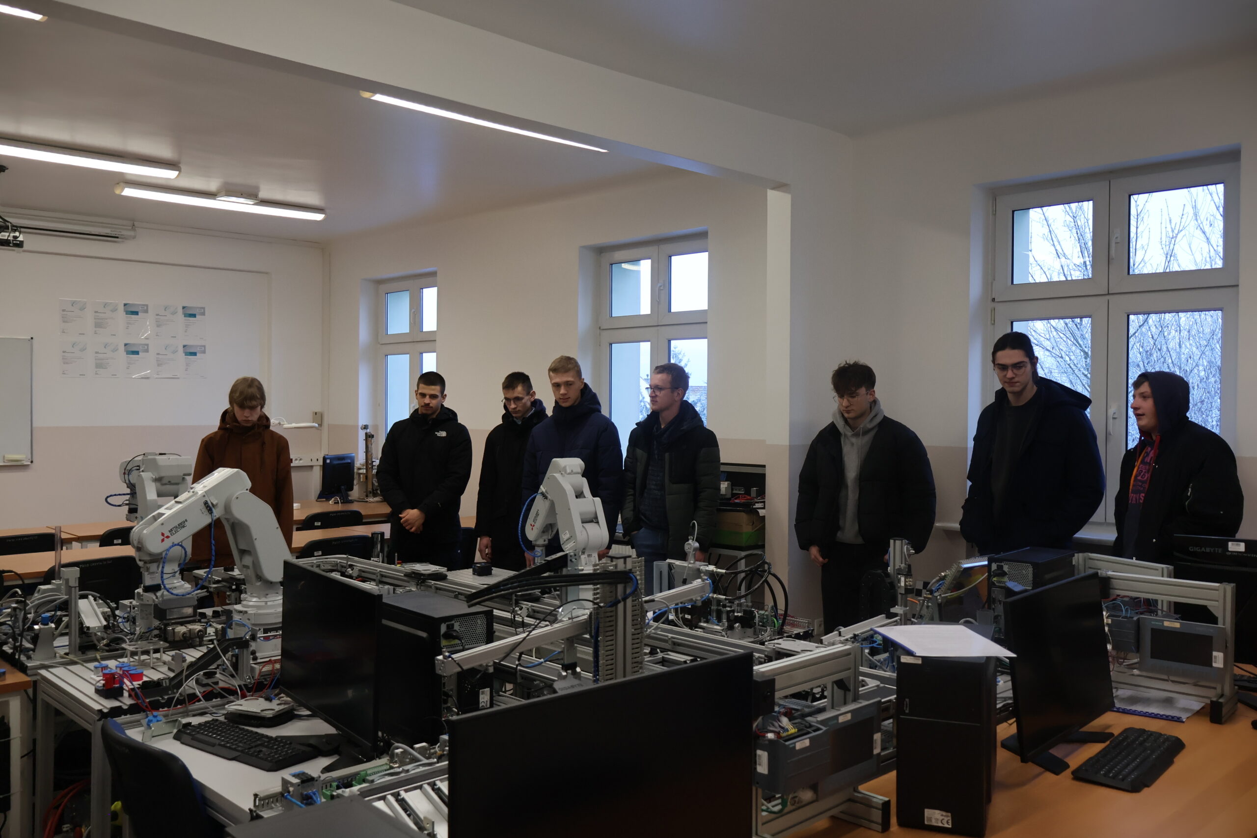 Grupa osób podczas zwiedzania laboratorium.