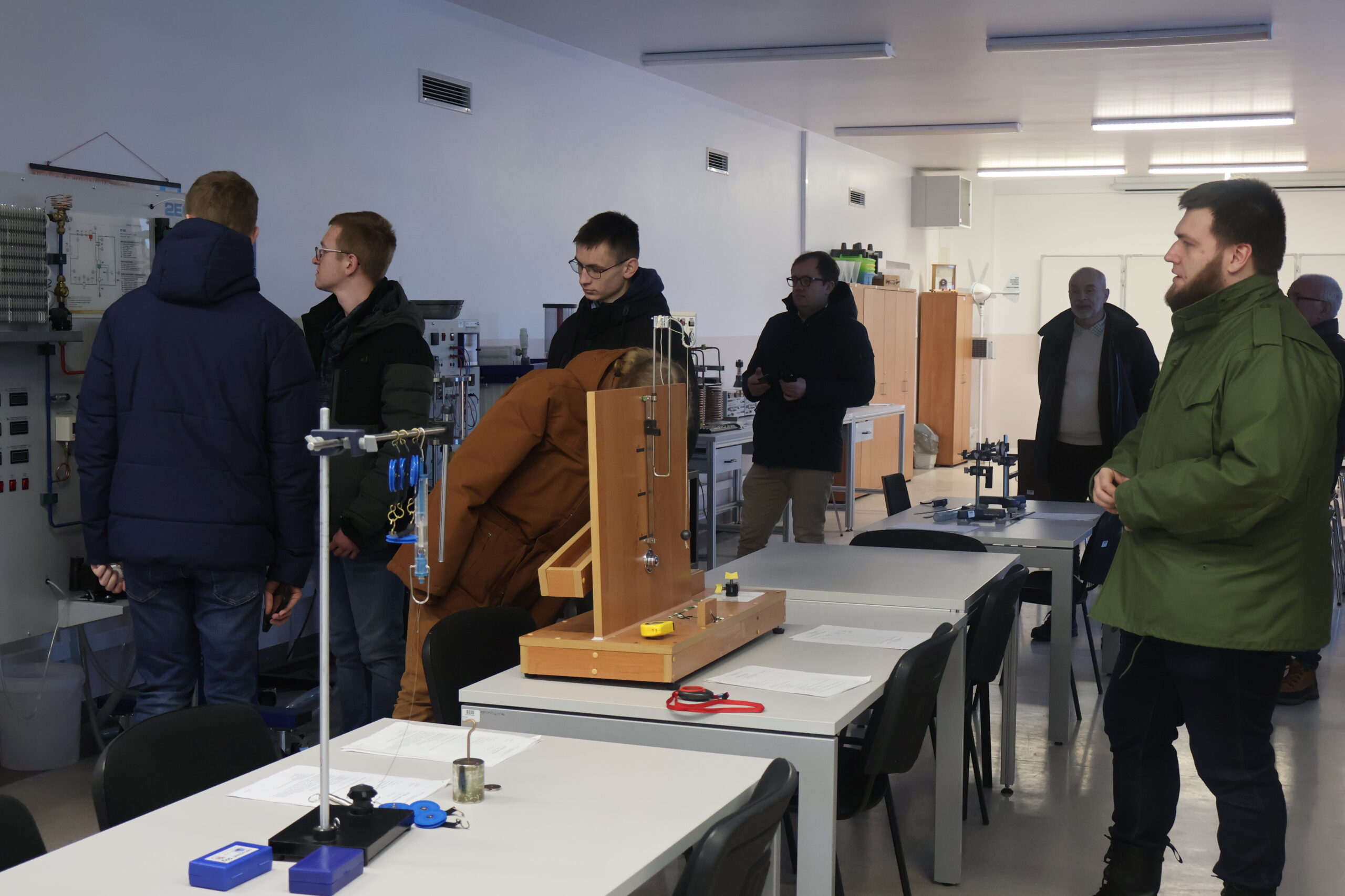 Grupa osób podczas zwiedzania laboratorium.