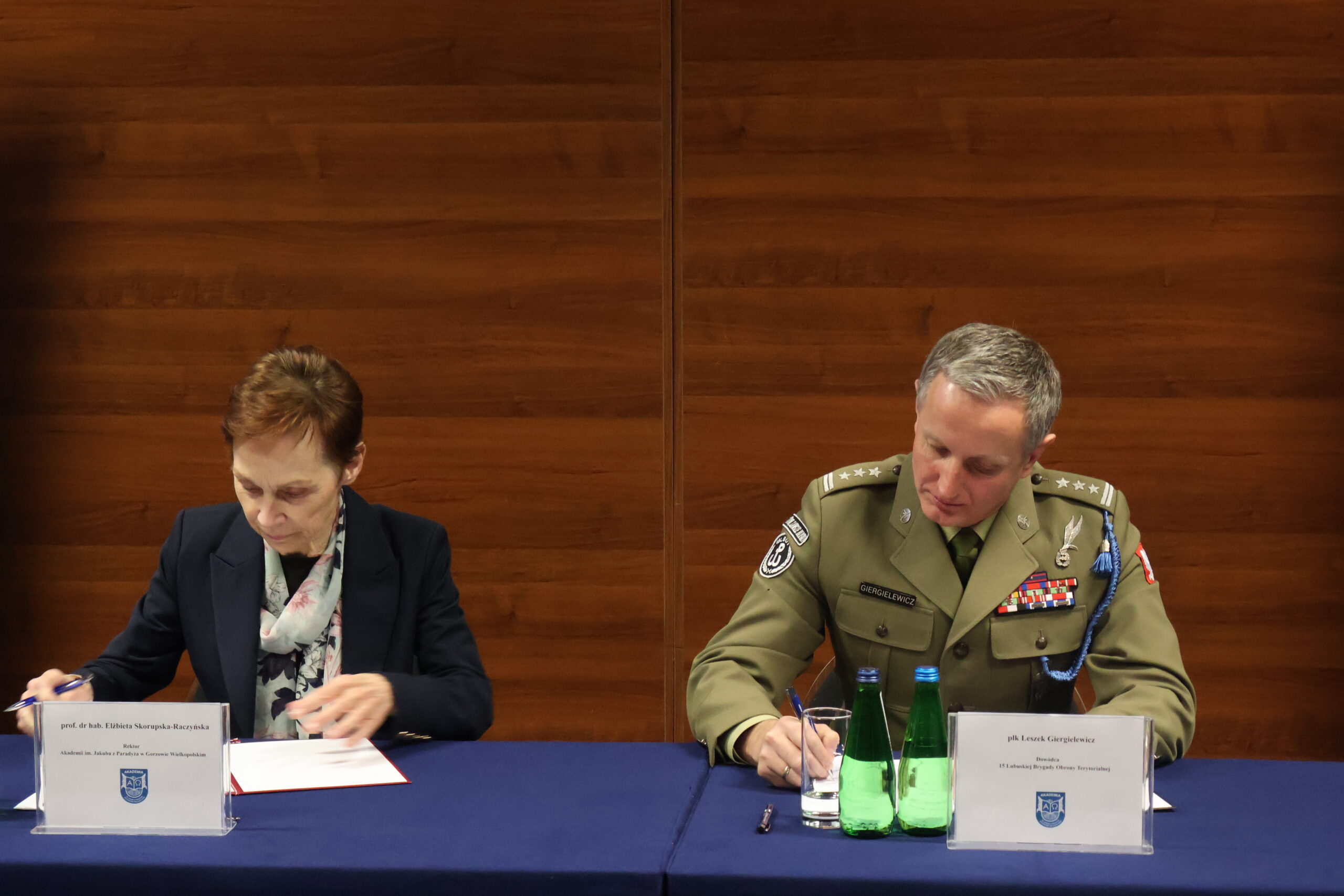 Płk Leszek Giergielewicz ( po prawej) i prof. dr hab. Elżbieta Skorupska-Raczyńska (po lewej) w trakcie aktu uroczystego podpisania porozumienia pomiędzy 15 LBOT a AJP