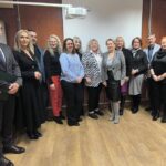 Grupa 13 osób stoi w jednym rzędzie, a pośród nich prof. AJP dr Małgorzata Trocka.