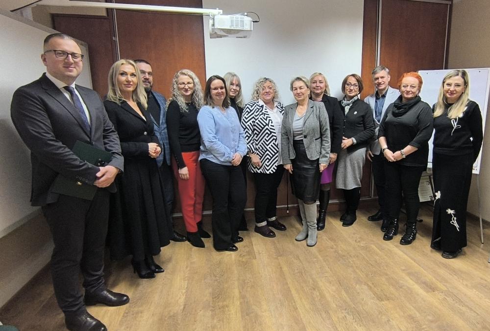 Grupa 13 osób stoi w jednym rzędzie, a pośród nich prof. AJP dr Małgorzata Trocka.