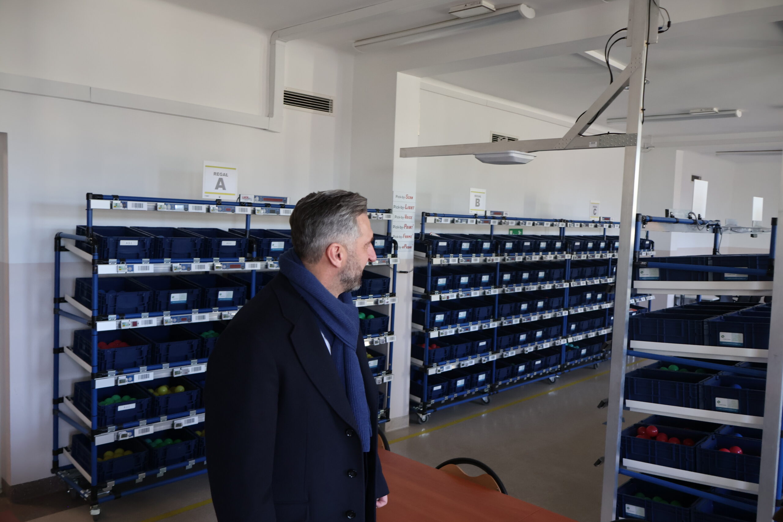 poseł na Sejm RP prof. UZ dr hab. Waldemar Sługocki podczas wizyty w Laboratorium Logistycznym oglądający wyposażenie i infrastrukturę.