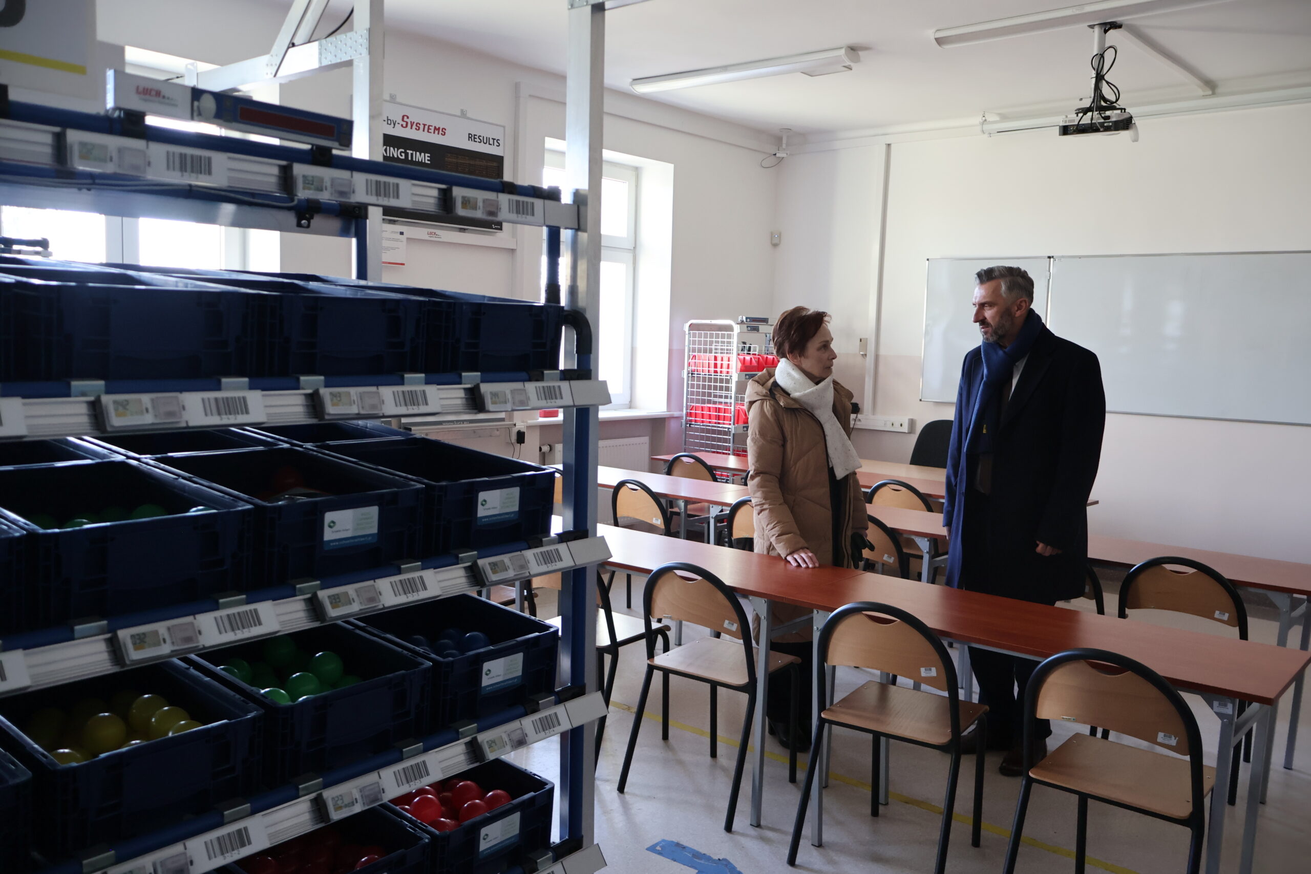 Od lewej: JM Rektor prof. dr hab. Elżbieta Skorupska-Raczyńska i poseł na Sejm RP prof. UZ dr hab. Waldemar Sługocki podczas wizyty w Laboratorium Logistycznym rozmawiający o wyposażeniu.