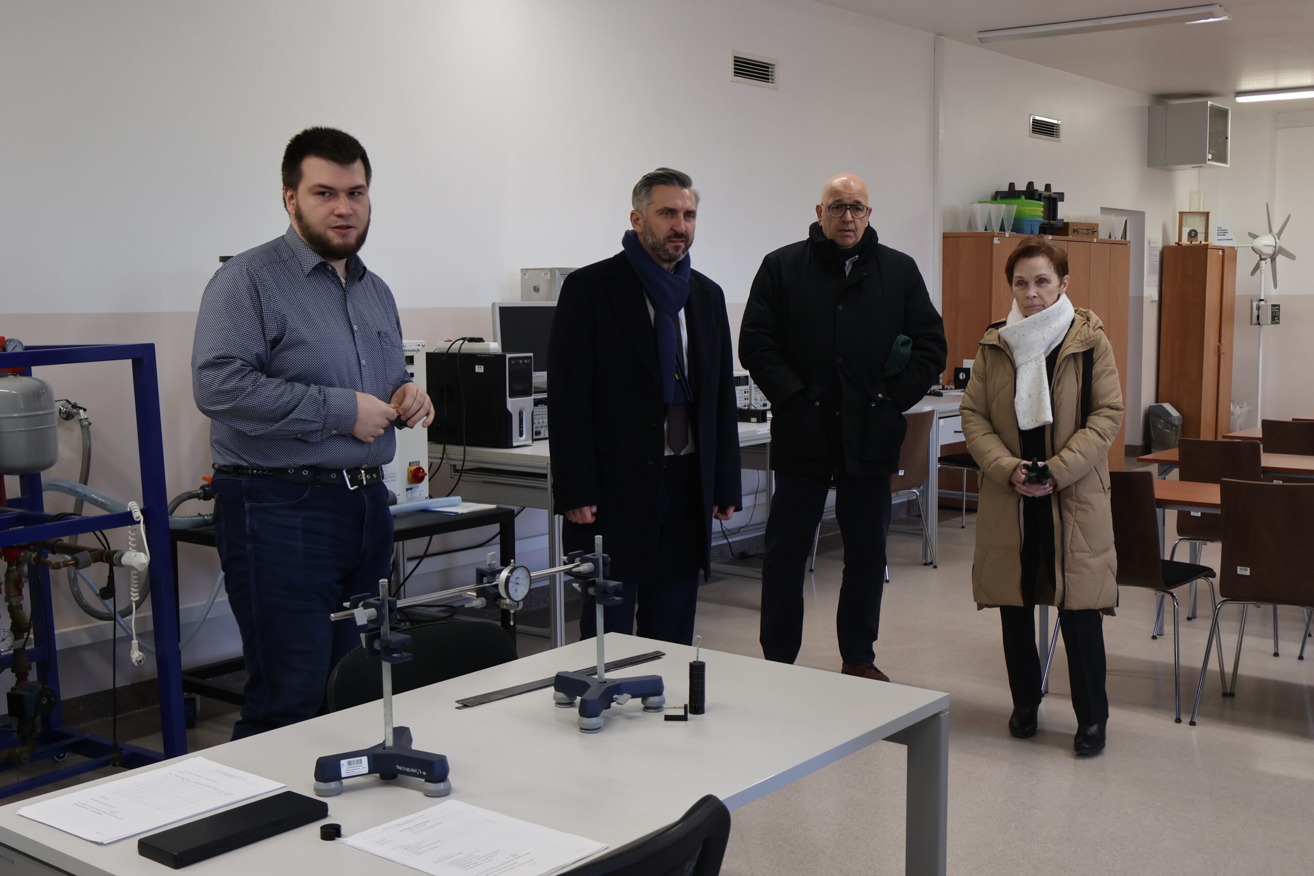 Od lewej: laborant Jan Kołaciński poseł na Sejm RP prof. UZ dr hab. Waldemar Sługocki Kanclerz Uczelni mgr Roman Gawroniak, JM Rektor prof. dr hab. Elżbieta Skorupska-Raczyńska, podczas wizyty w jednym z gabinetów w budynku nr 7