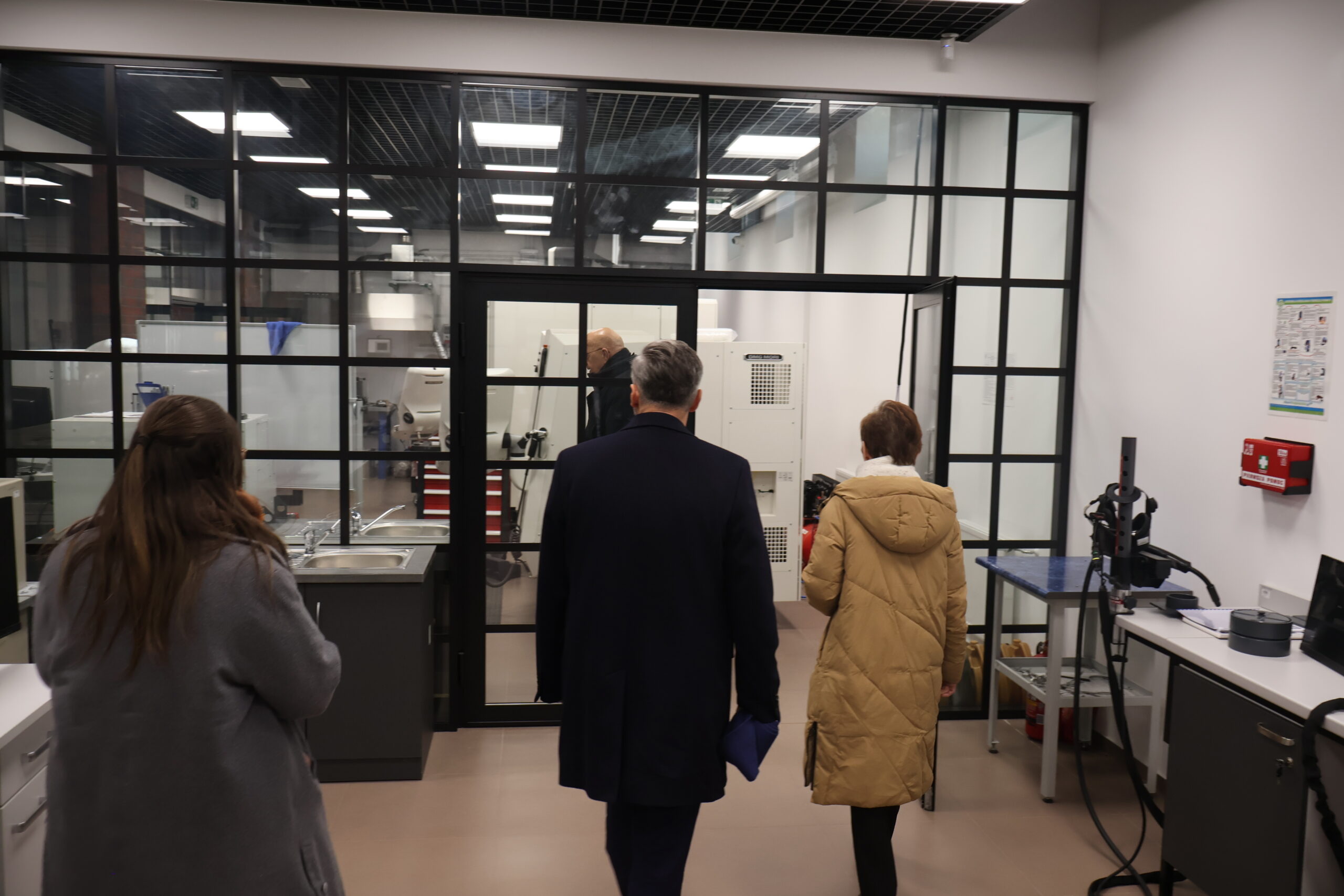 Z przodu: Kanclerz Uczelni mgr Roman Gawroniak, JM Rektor prof. dr hab. Elżbieta Skorupska-Raczyńska, poseł na Sejm RP prof. UZ dr hab. Waldemar Sługocki oraz fotograf z Urzędu Marszałkowskiego podczas wizyty w jednym z gabinetów Mechaniki i Budowy Maszyn w budynku nr 7