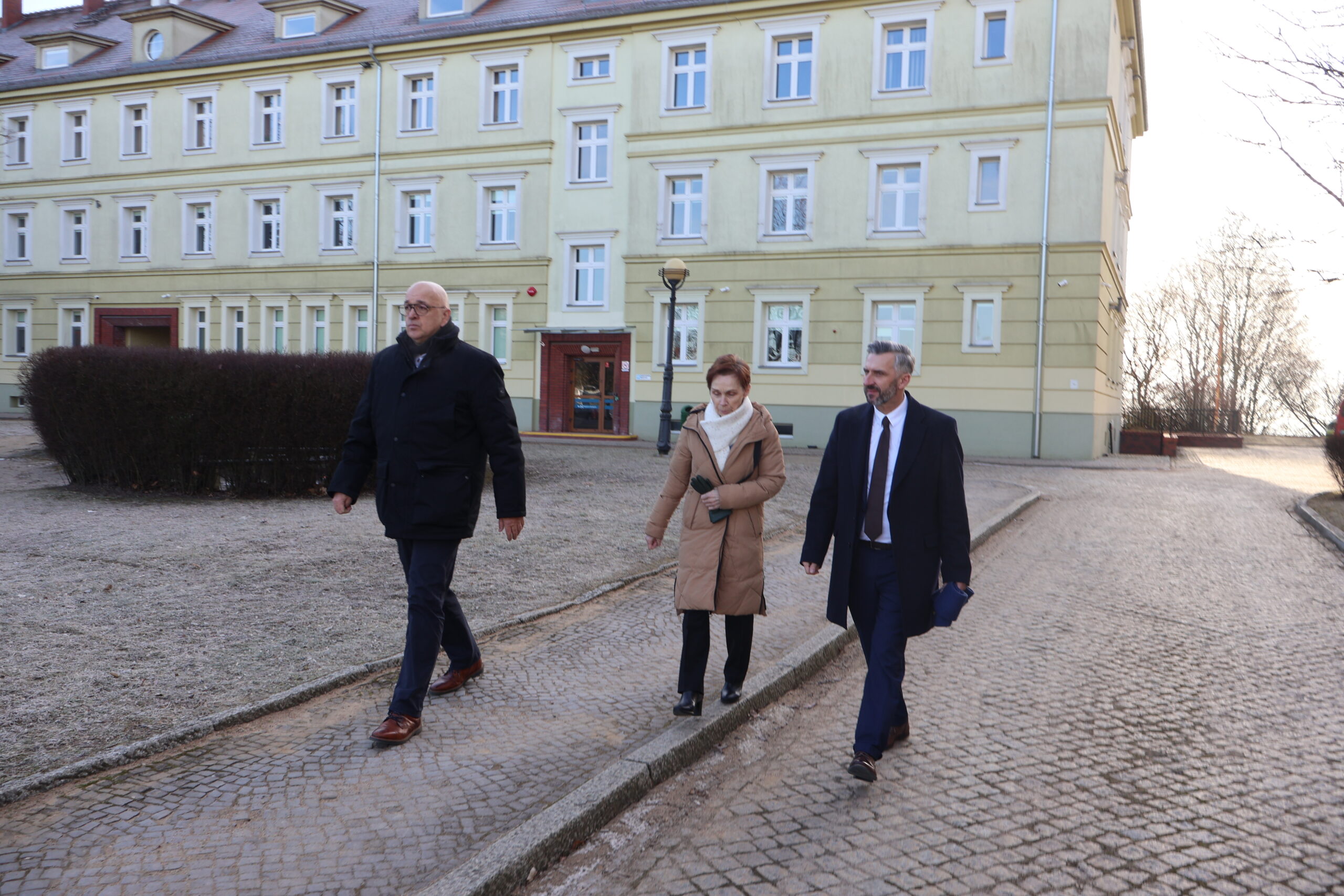 Od prawej: Kanclerz Uczelni mgr Roman Gawroniak, JM Rektor prof. dr hab. Elżbieta Skorupska-Raczyńska, poseł na Sejm RP prof. UZ dr hab. Waldemar Sługocki spacerujący po kampusie Uczelni, w tle widoczny budynek nr 7