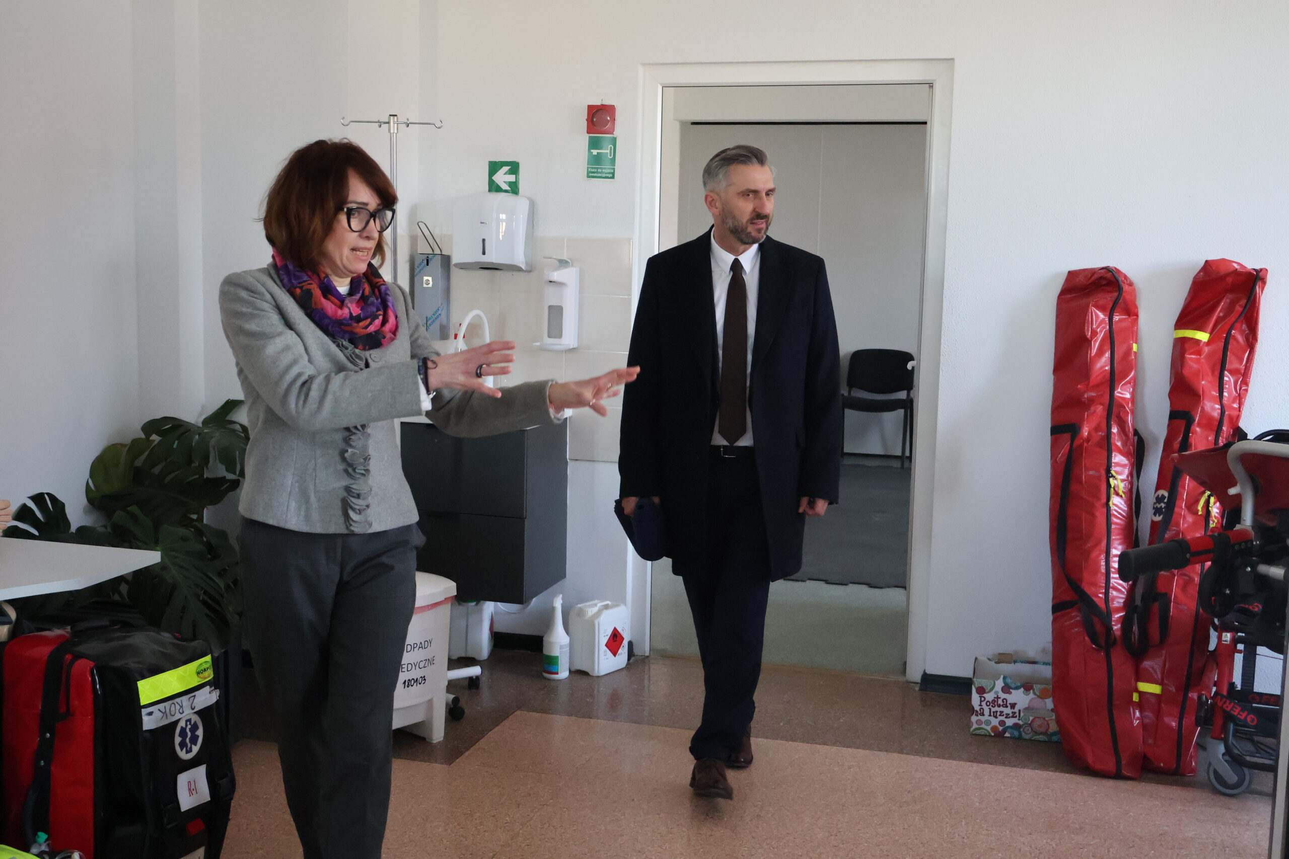 Po lewej: dr Joanna Kuriańska-Wołoszyn Prodziekan Wydziału Nauk o Zdrowiu, poseł na Sejm RP prof. UZ dr hab. Waldemar Sługocki w jednym z gabinetów pielęgniarstwa. dr Joanna Kuriańska-Wołoszyn pokazuje posłowi wyposażenie gabinetu.