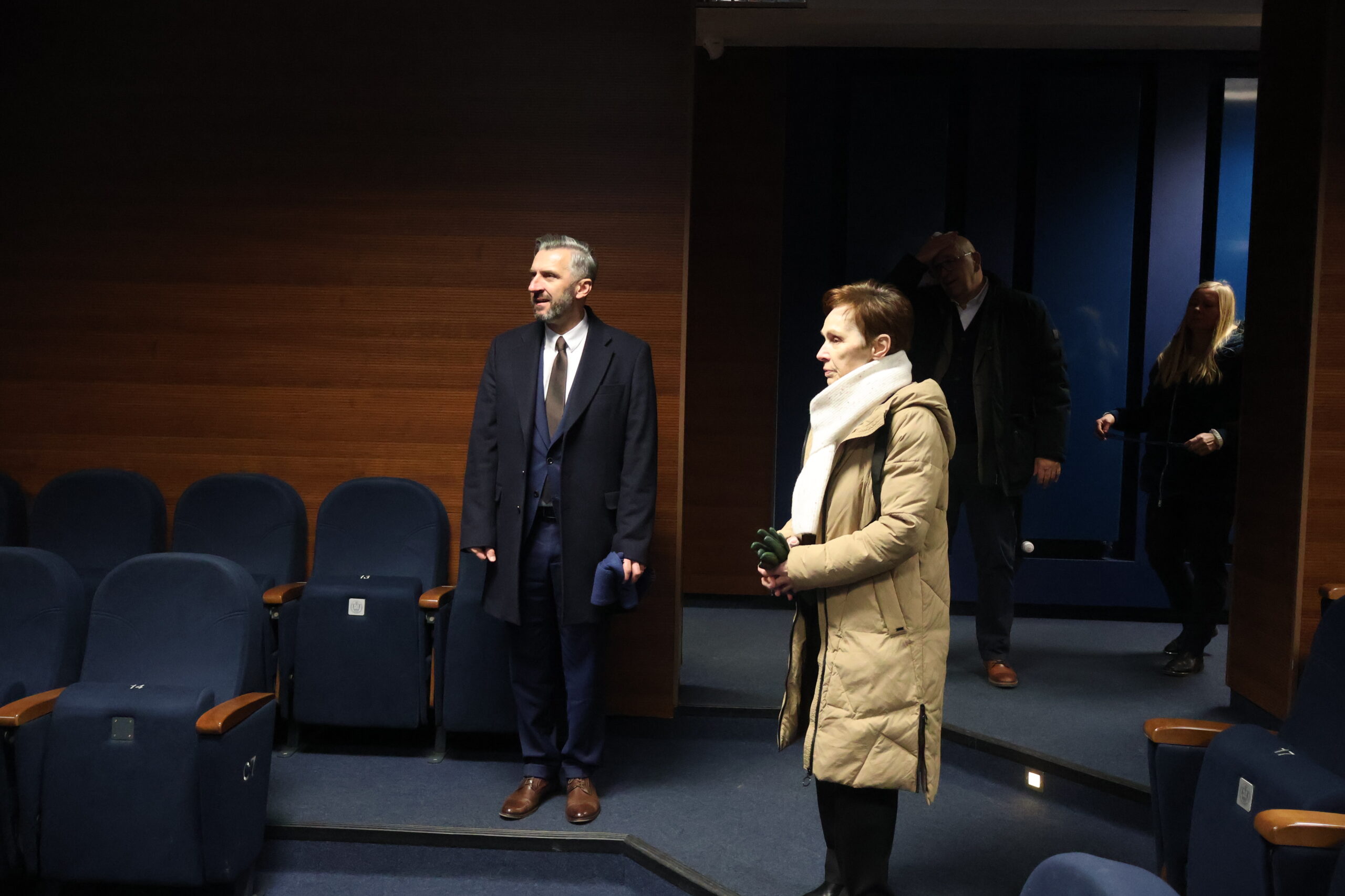 Po prawej na pierwszym planie stoi JM Rektor prof. dr hab. Elżbieta Skorupska-Raczyńska, po lewej poseł na Sejm RP prof. UZ dr hab. Waldemar Sługocki, na drugim planie po lewej Kanclerz Uczelni mgr Roman Gawroniak a po prawej Kierownik Działu Administracyjnego mgr Ewa Zygarłowska w Auli im. prof. Stanisława Kirkora pokazujący posłowi infrastrukturę Uczelni.