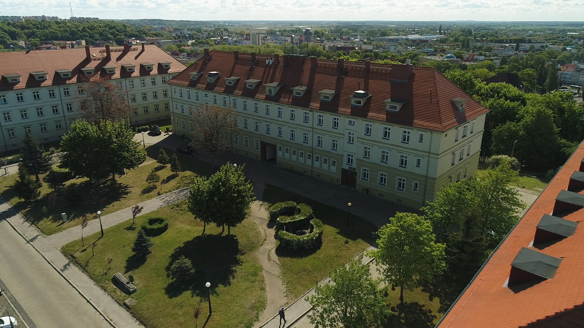 Widok z góry na dwa budynki przy ul. Chopina 52.