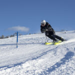 Osoba na nartach na stoku narciarskim.