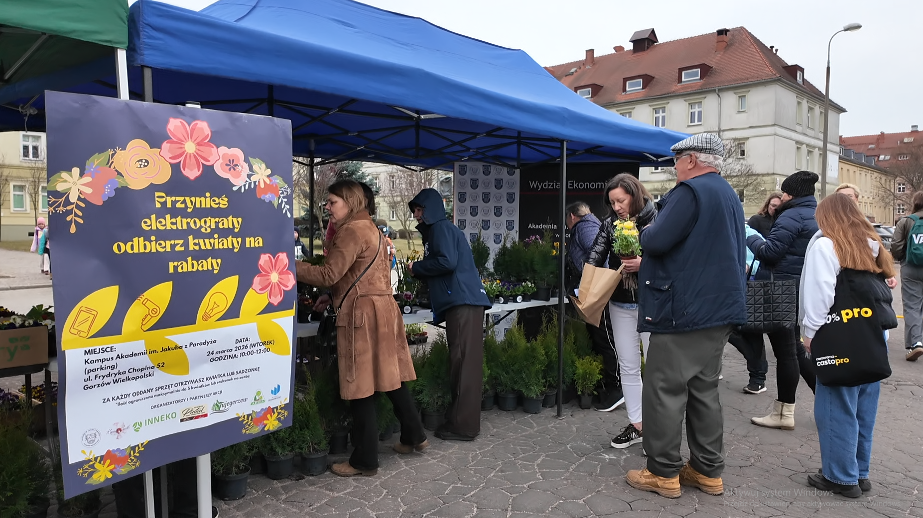 Grupa osób podczas akcji wymień elektrograty na kwiaty.