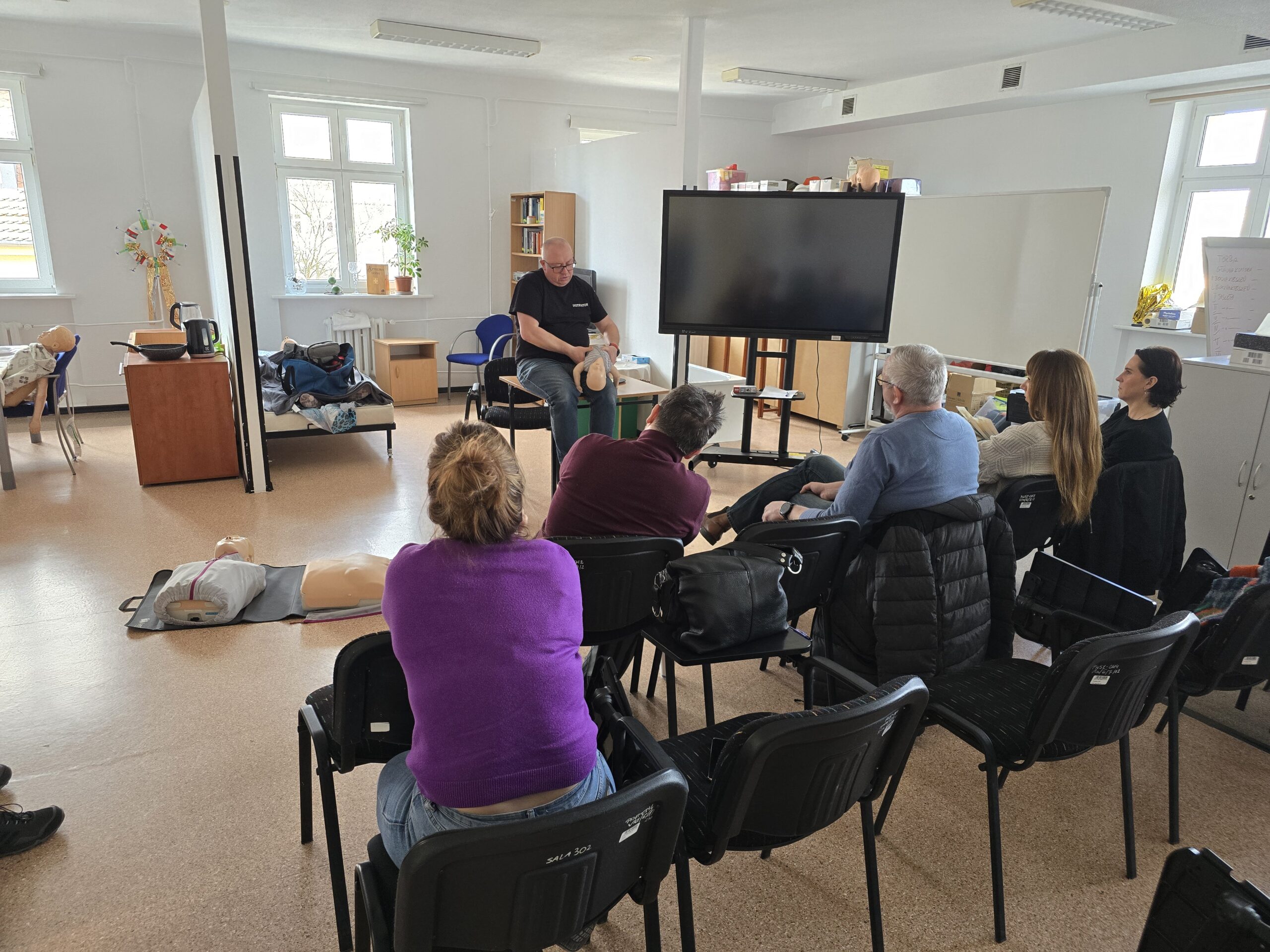 Ratownik medyczny przekazuje pracownikom zasady bhp.