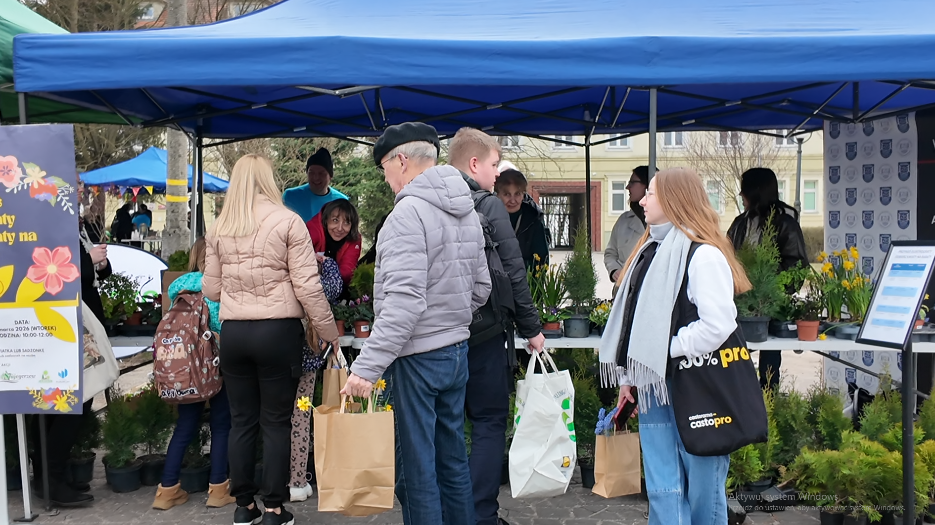 Grupa osób podczas akcji wymień elektrograty na kwiaty.
