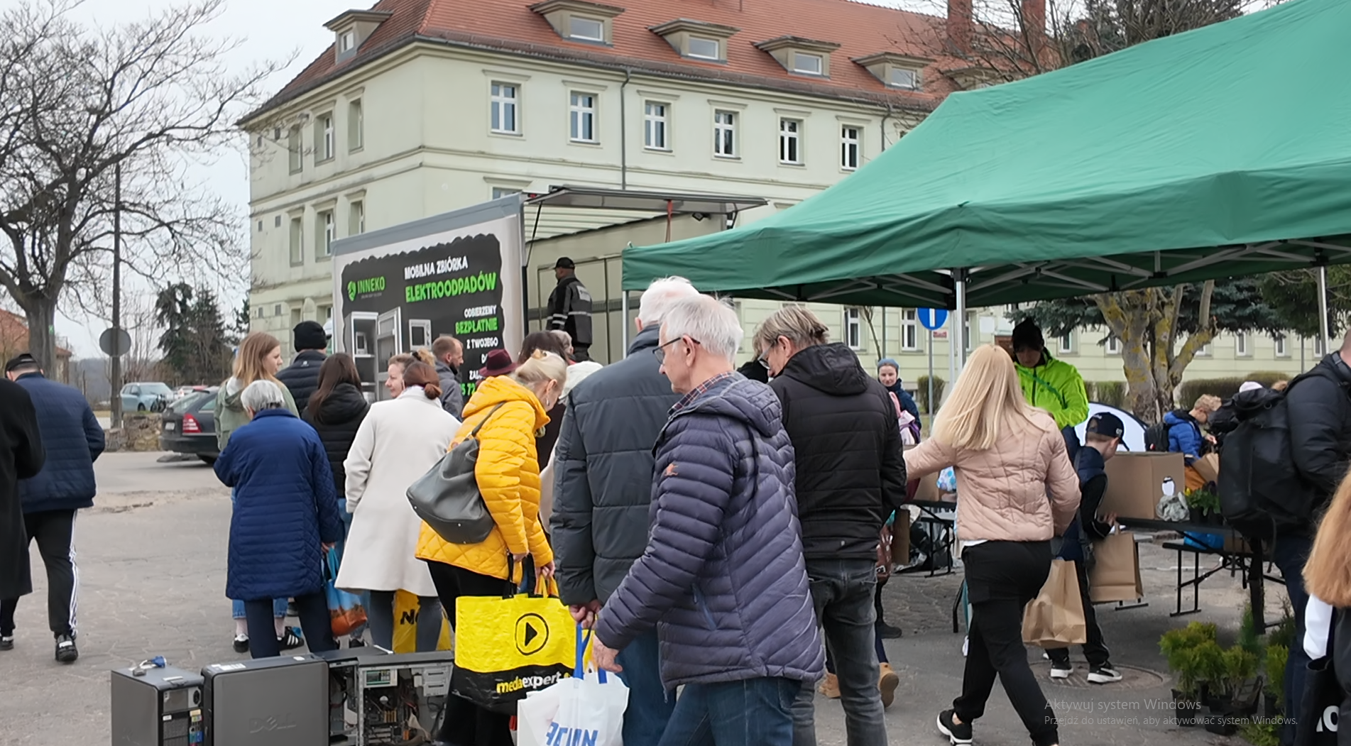 Grupa osób oddaje elektrośmieci.