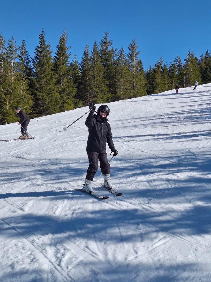 Uczestnik zawodów na stoku narciarskim.